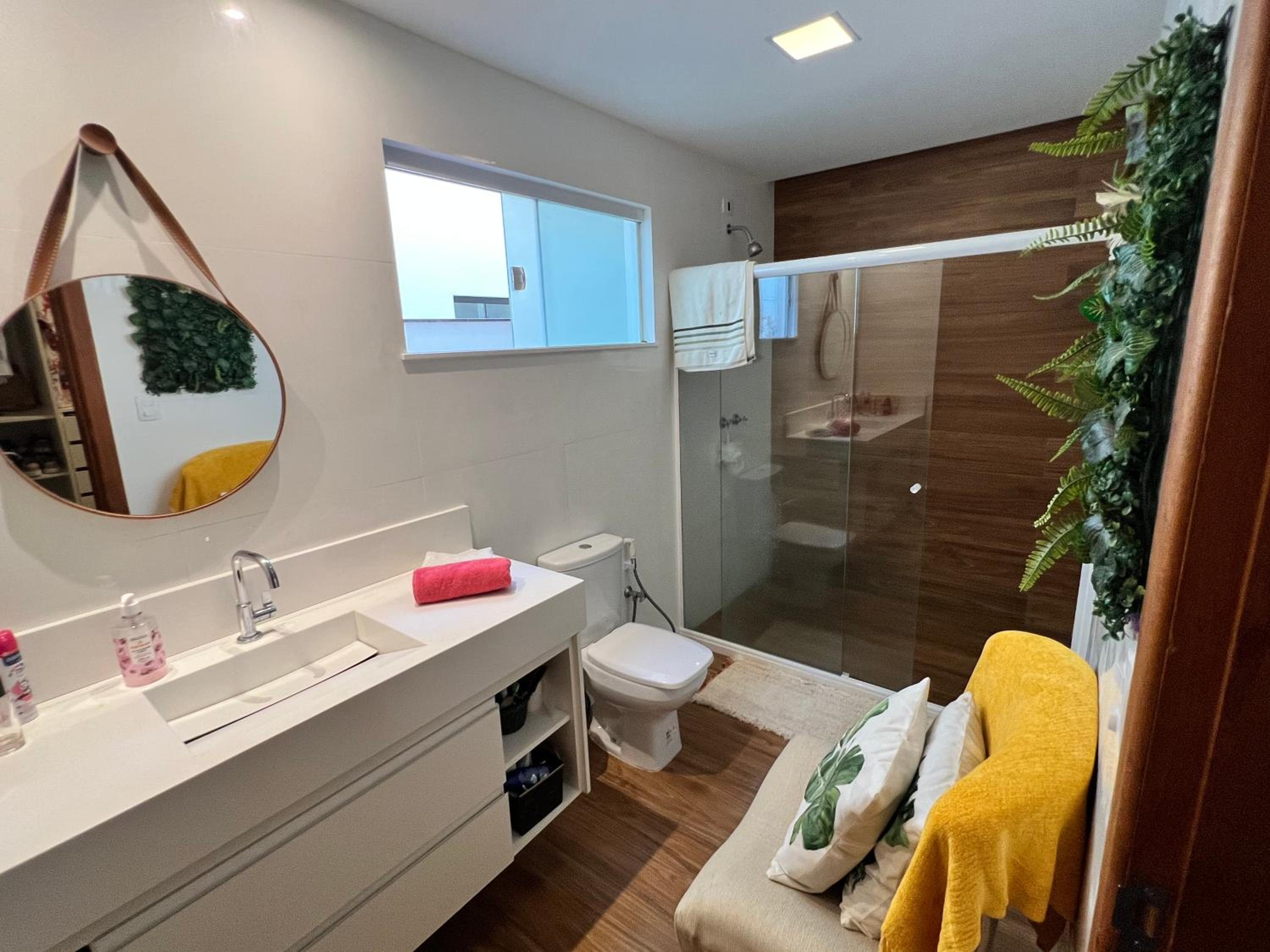 Casa com Piscina e Garagem Privativa em Condomínio de Luxo - 3 Suítes, Área Gourmet, Wifi