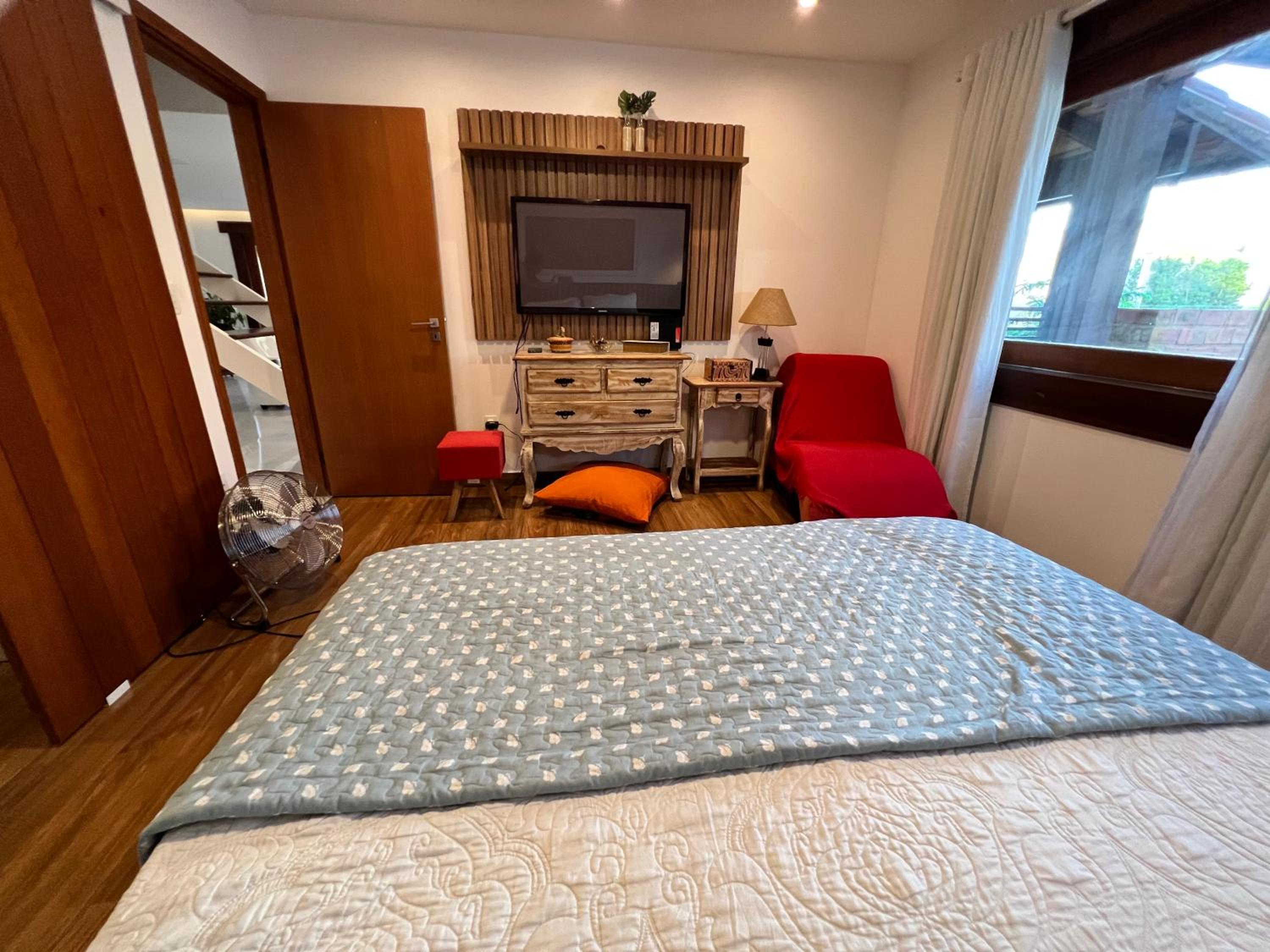 Casa com Piscina e Garagem Privativa em Condomínio de Luxo - 3 Suítes, Área Gourmet, Wifi