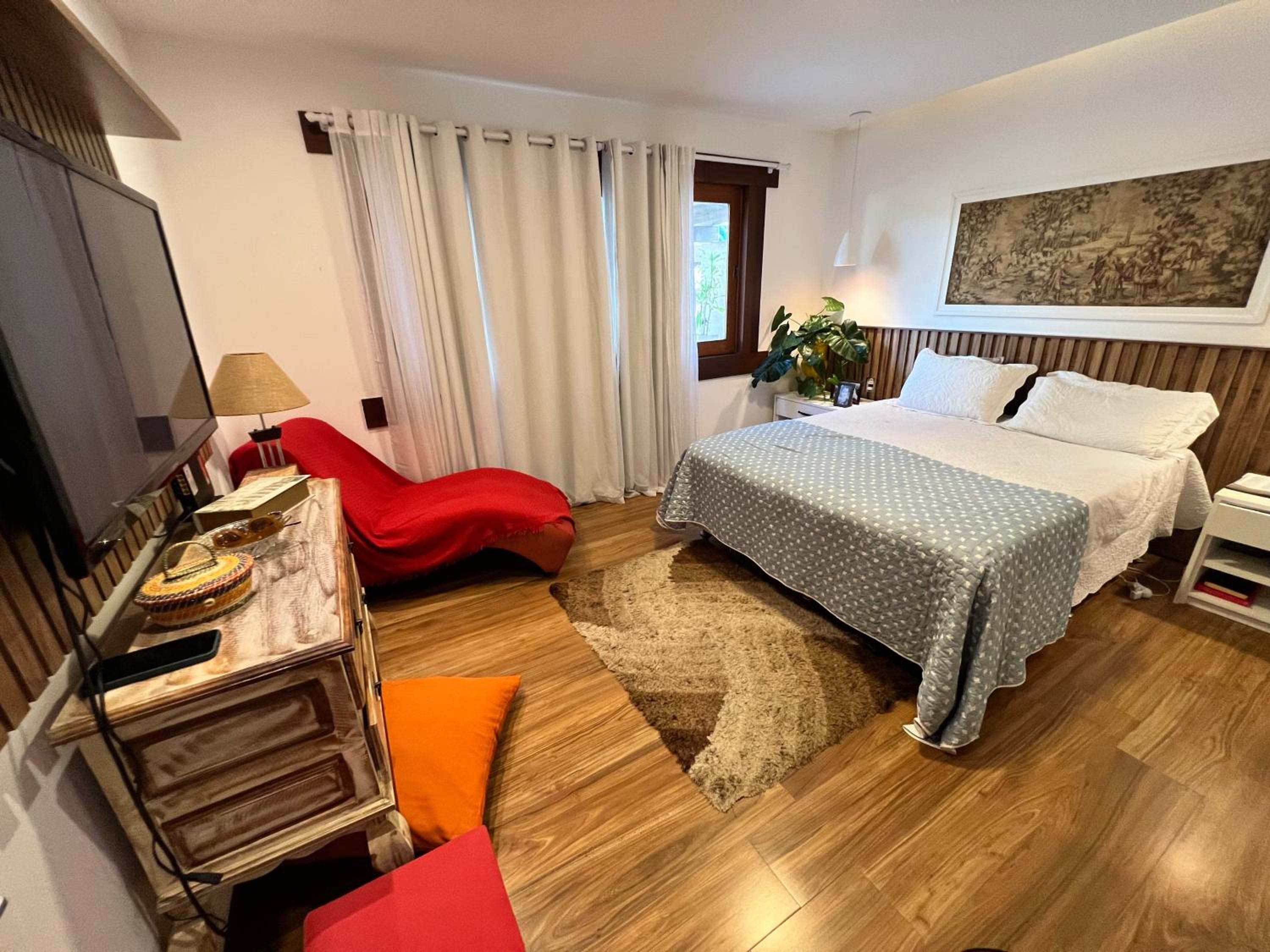 Casa com Piscina e Garagem Privativa em Condomínio de Luxo - 3 Suítes, Área Gourmet, Wifi