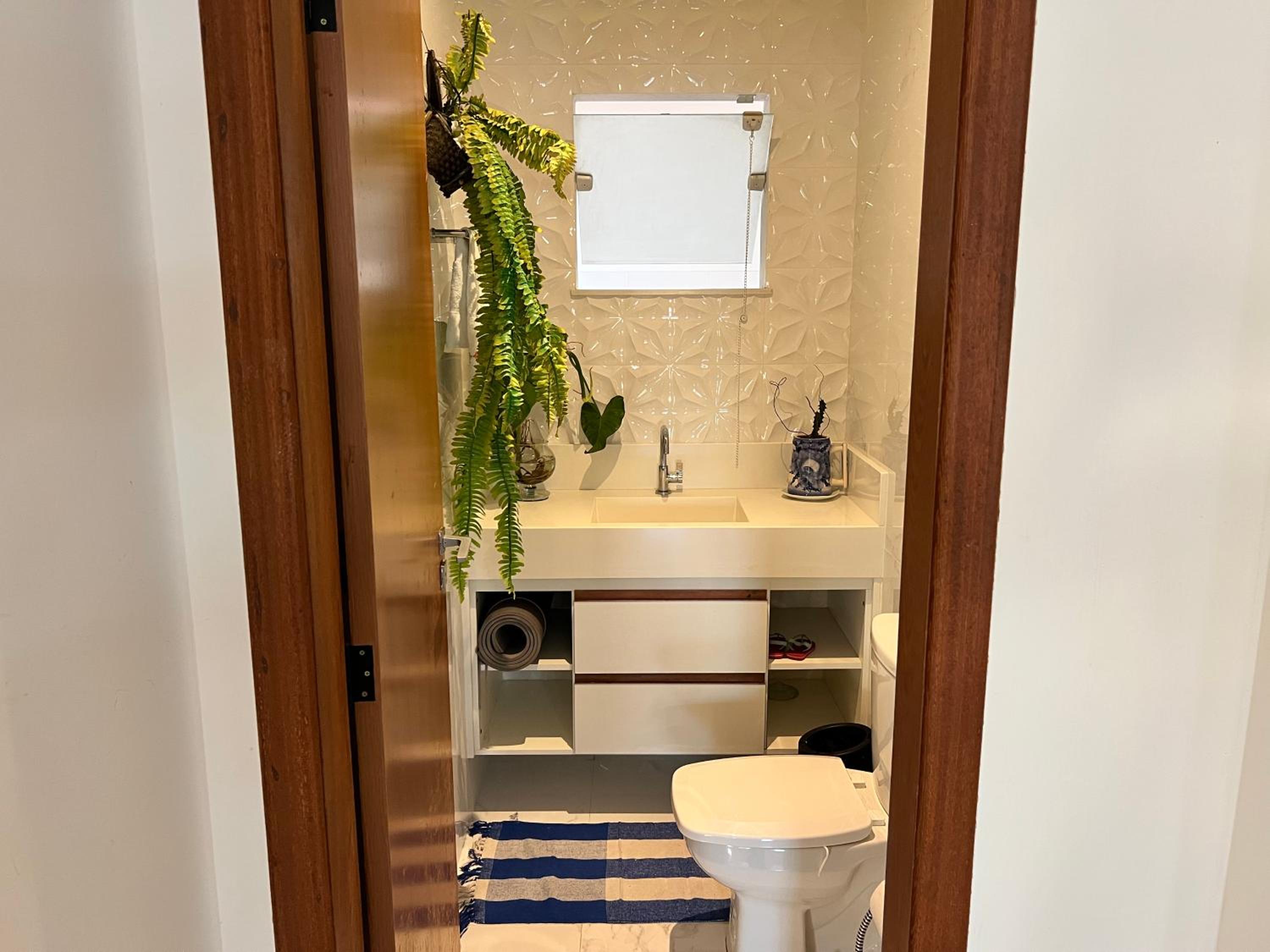 Casa com Piscina e Garagem Privativa em Condomínio de Luxo - 3 Suítes, Área Gourmet, Wifi