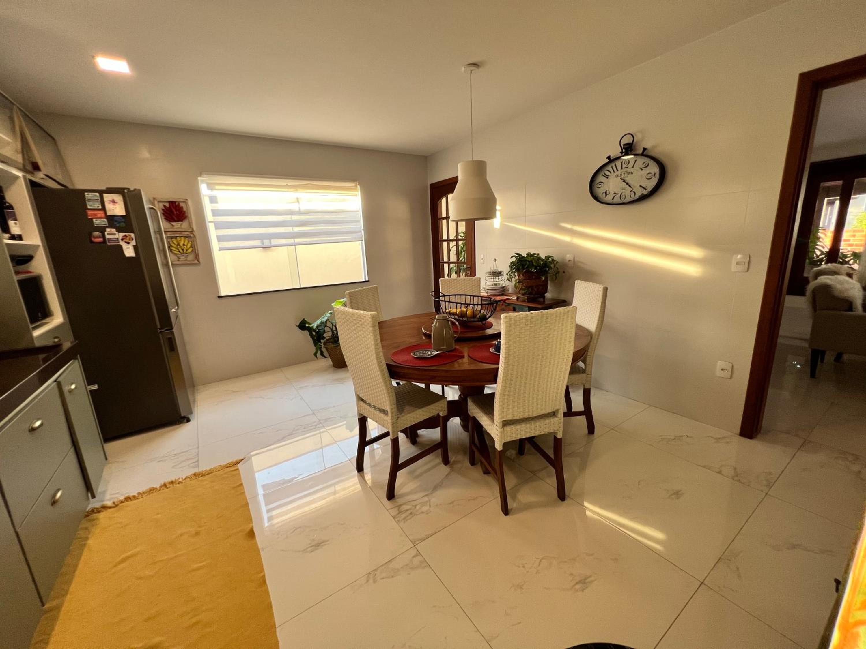 Casa com Piscina e Garagem Privativa em Condomínio de Luxo - 3 Suítes, Área Gourmet, Wifi