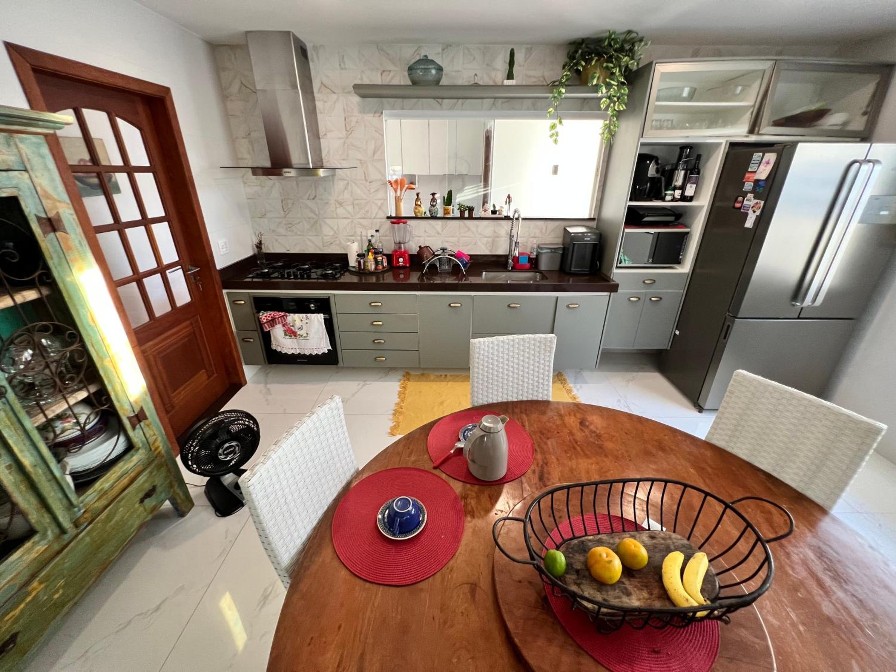 Casa com Piscina e Garagem Privativa em Condomínio de Luxo - 3 Suítes, Área Gourmet, Wifi