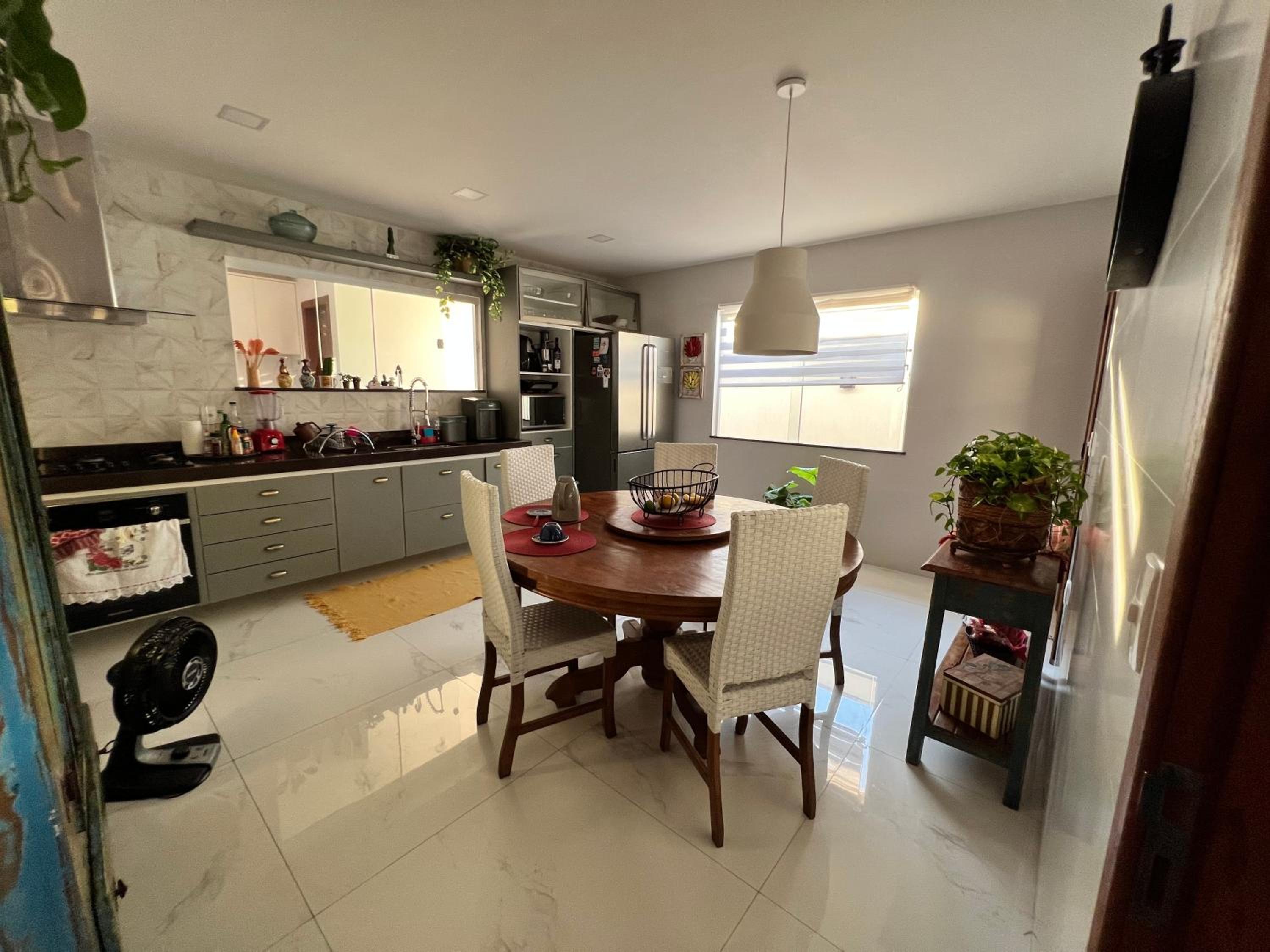 Casa com Piscina e Garagem Privativa em Condomínio de Luxo - 3 Suítes, Área Gourmet, Wifi