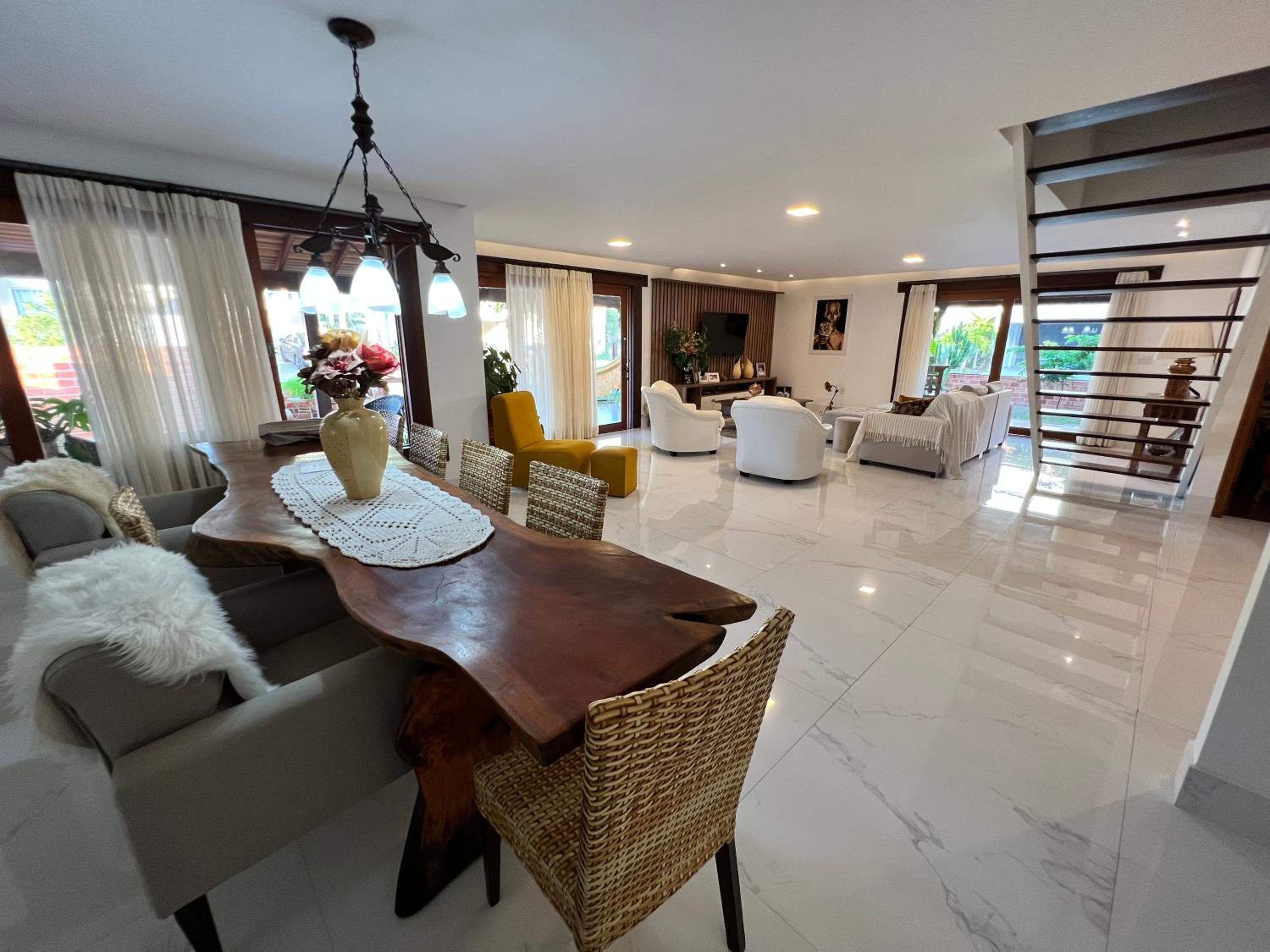 Casa com Piscina e Garagem Privativa em Condomínio de Luxo - 3 Suítes, Área Gourmet, Wifi