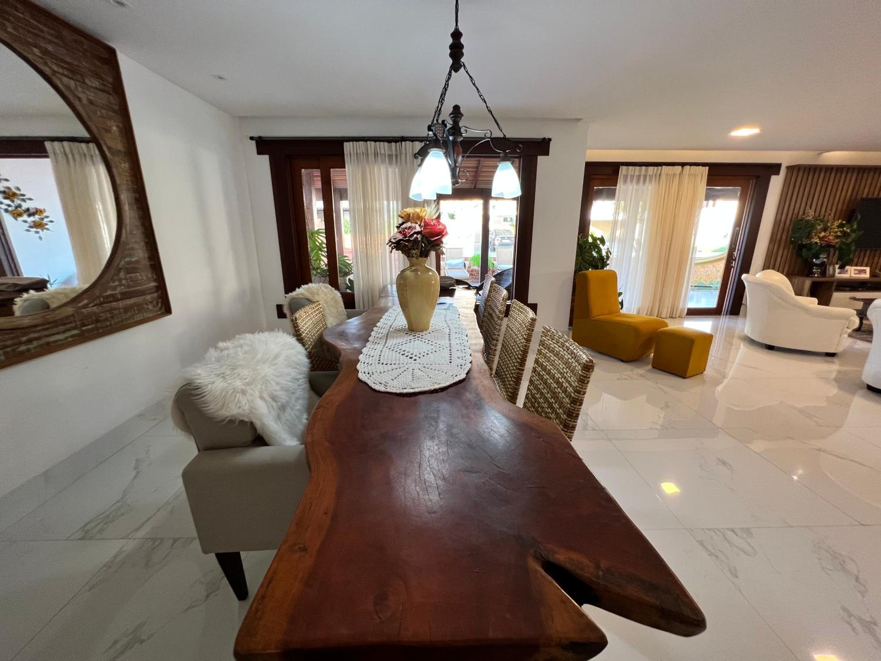 Casa com Piscina e Garagem Privativa em Condomínio de Luxo - 3 Suítes, Área Gourmet, Wifi