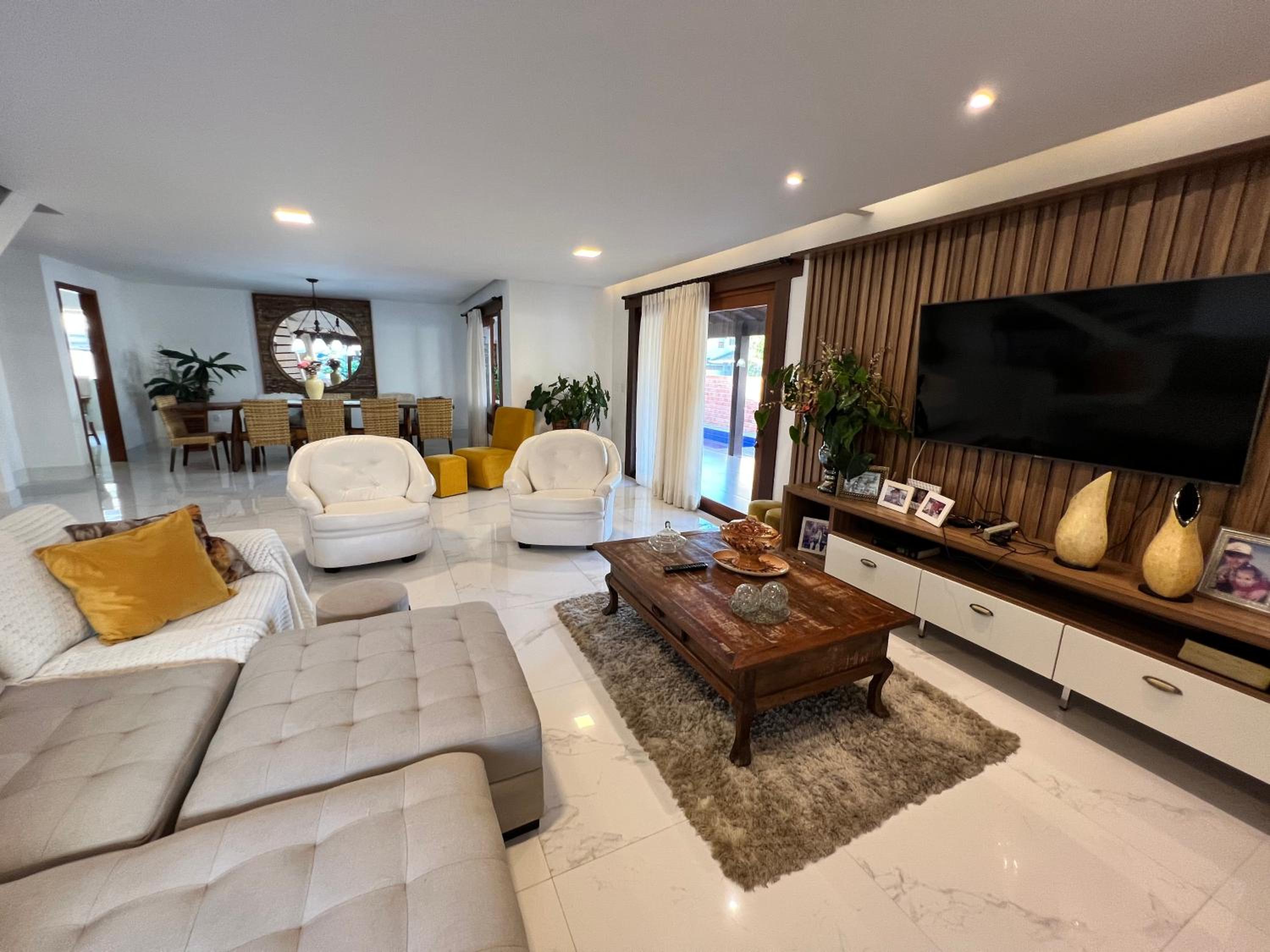 Casa com Piscina e Garagem Privativa em Condomínio de Luxo - 3 Suítes, Área Gourmet, Wifi