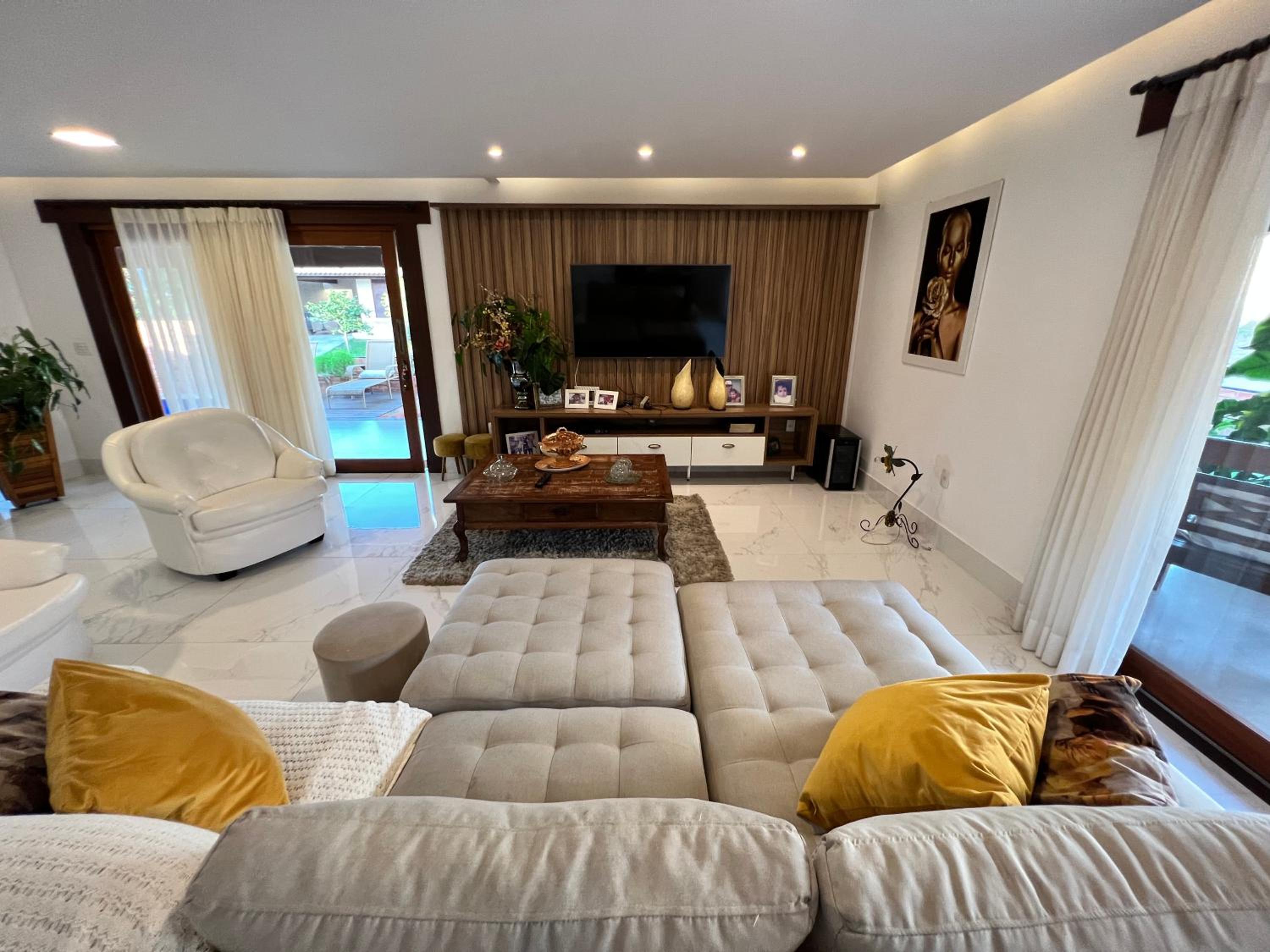 Casa com Piscina e Garagem Privativa em Condomínio de Luxo - 3 Suítes, Área Gourmet, Wifi