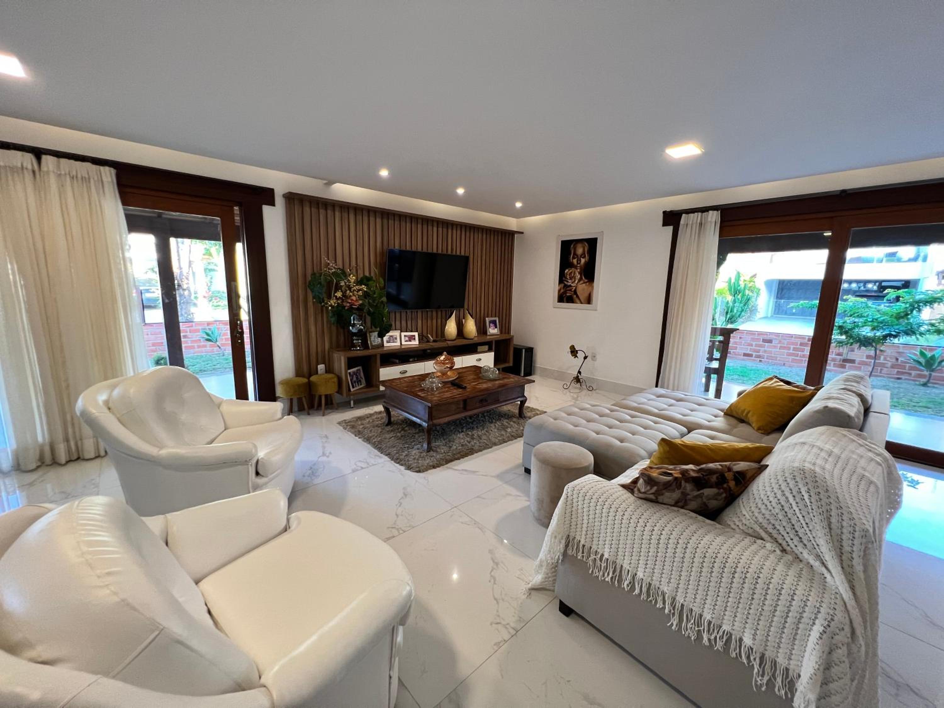 Casa com Piscina e Garagem Privativa em Condomínio de Luxo - 3 Suítes, Área Gourmet, Wifi
