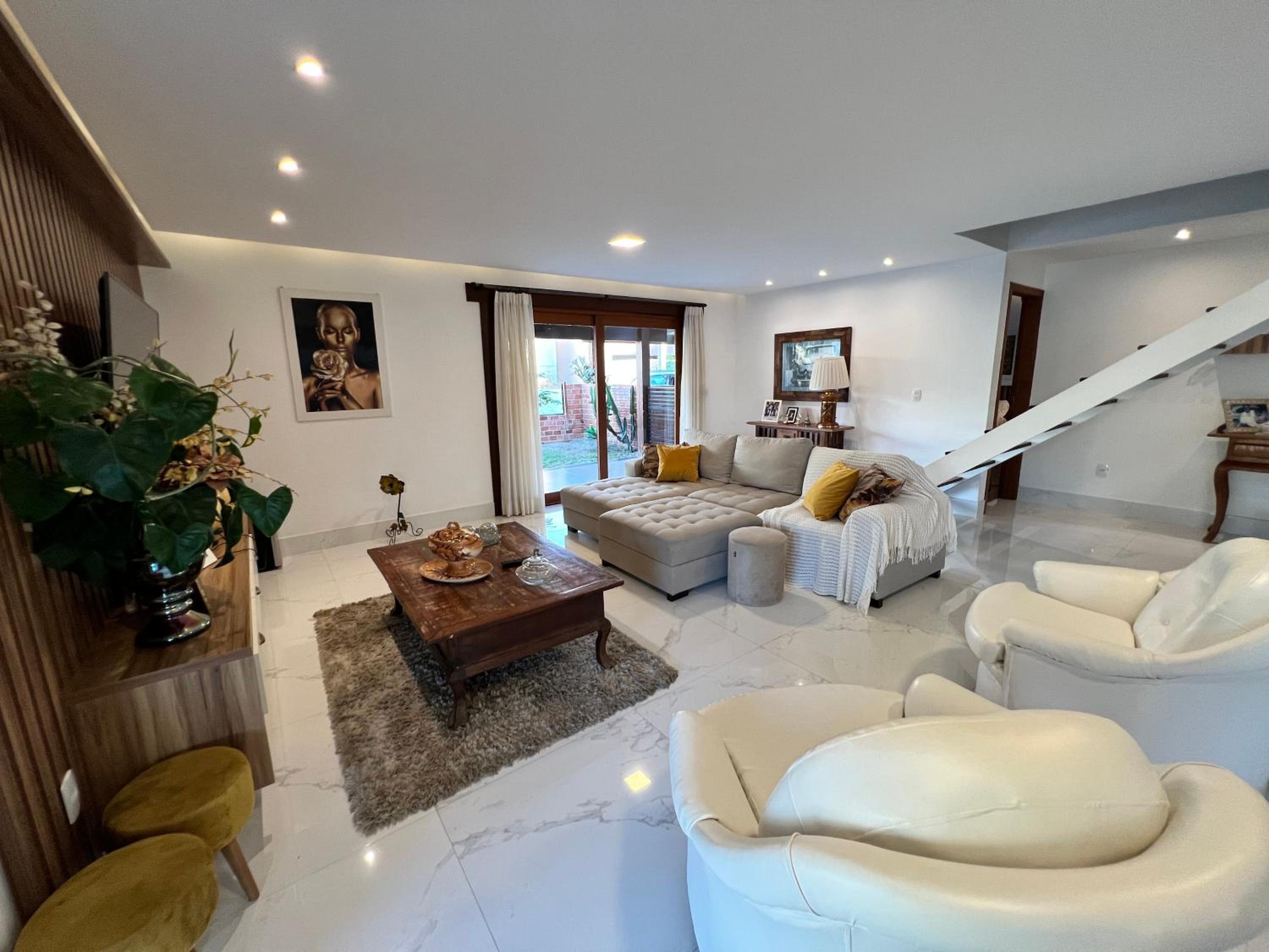 Casa com Piscina e Garagem Privativa em Condomínio de Luxo - 3 Suítes, Área Gourmet, Wifi