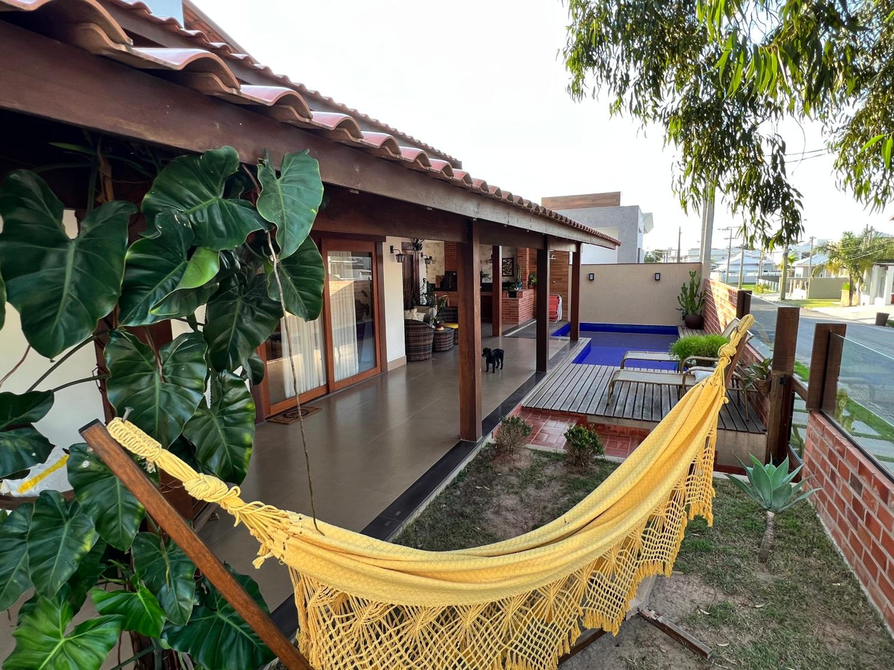 Casa com Piscina e Garagem Privativa em Condomínio de Luxo - 3 Suítes, Área Gourmet, Wifi