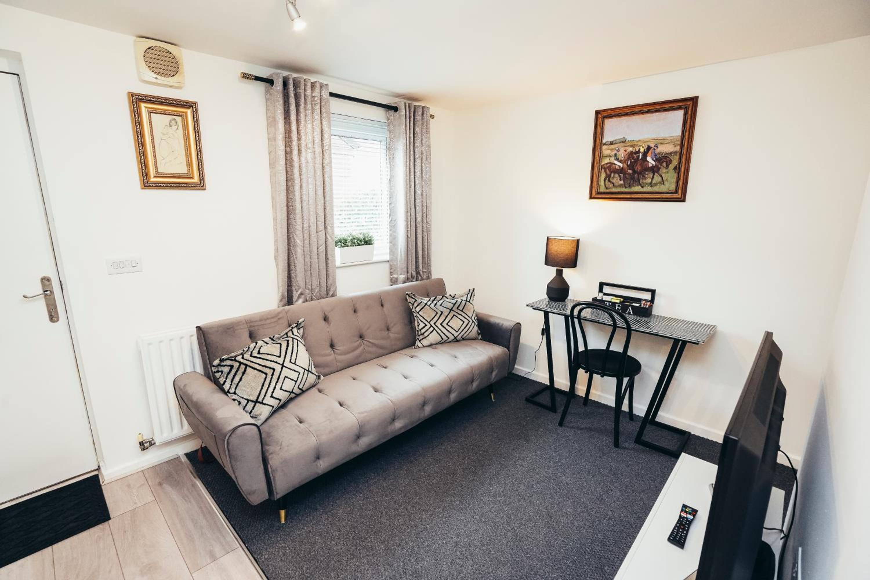 Snug 1 Bed Apartment in Derbyshire with Free Parking view 2