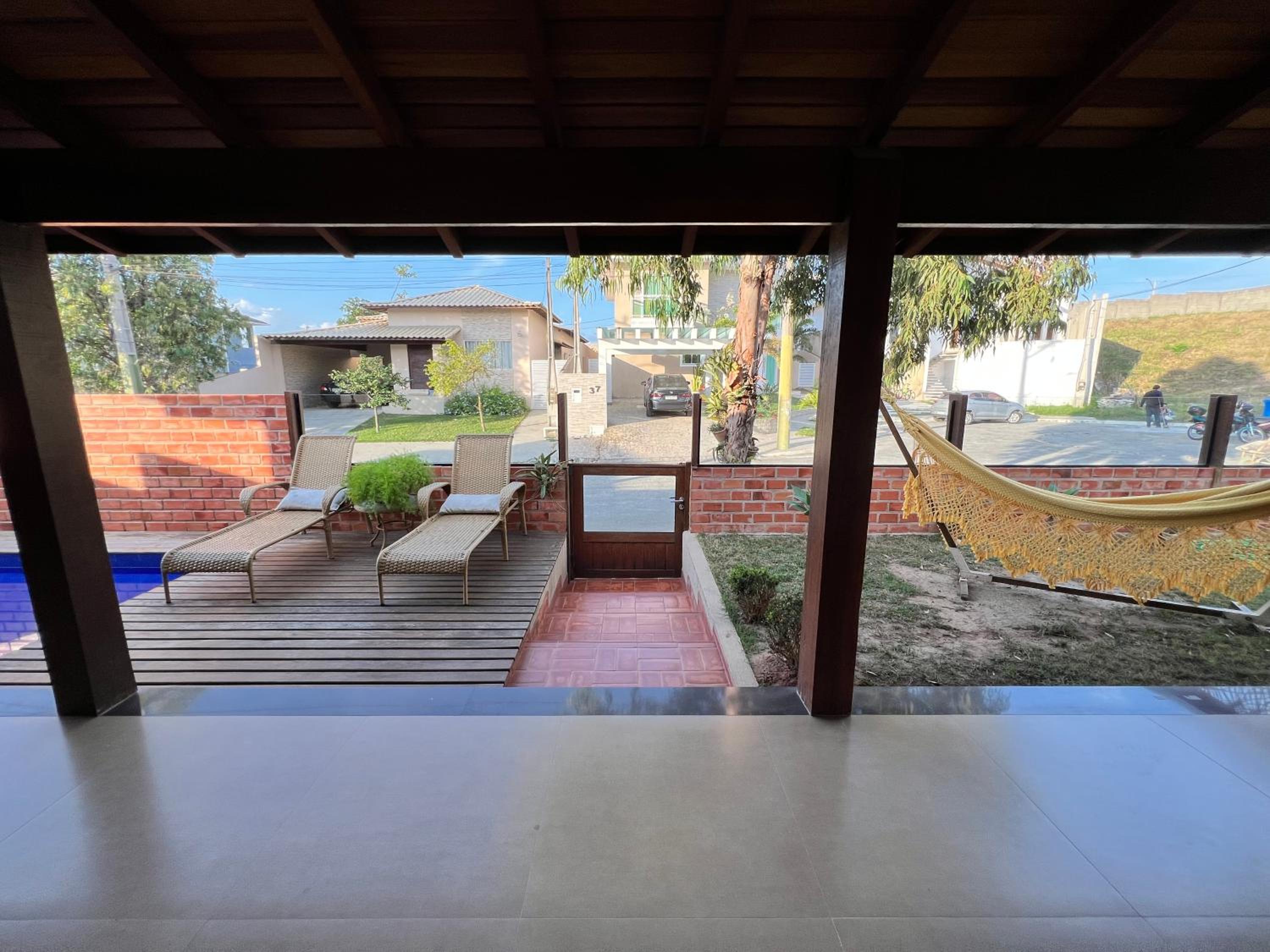 Casa com Piscina e Garagem Privativa em Condomínio de Luxo - 3 Suítes, Área Gourmet, Wifi