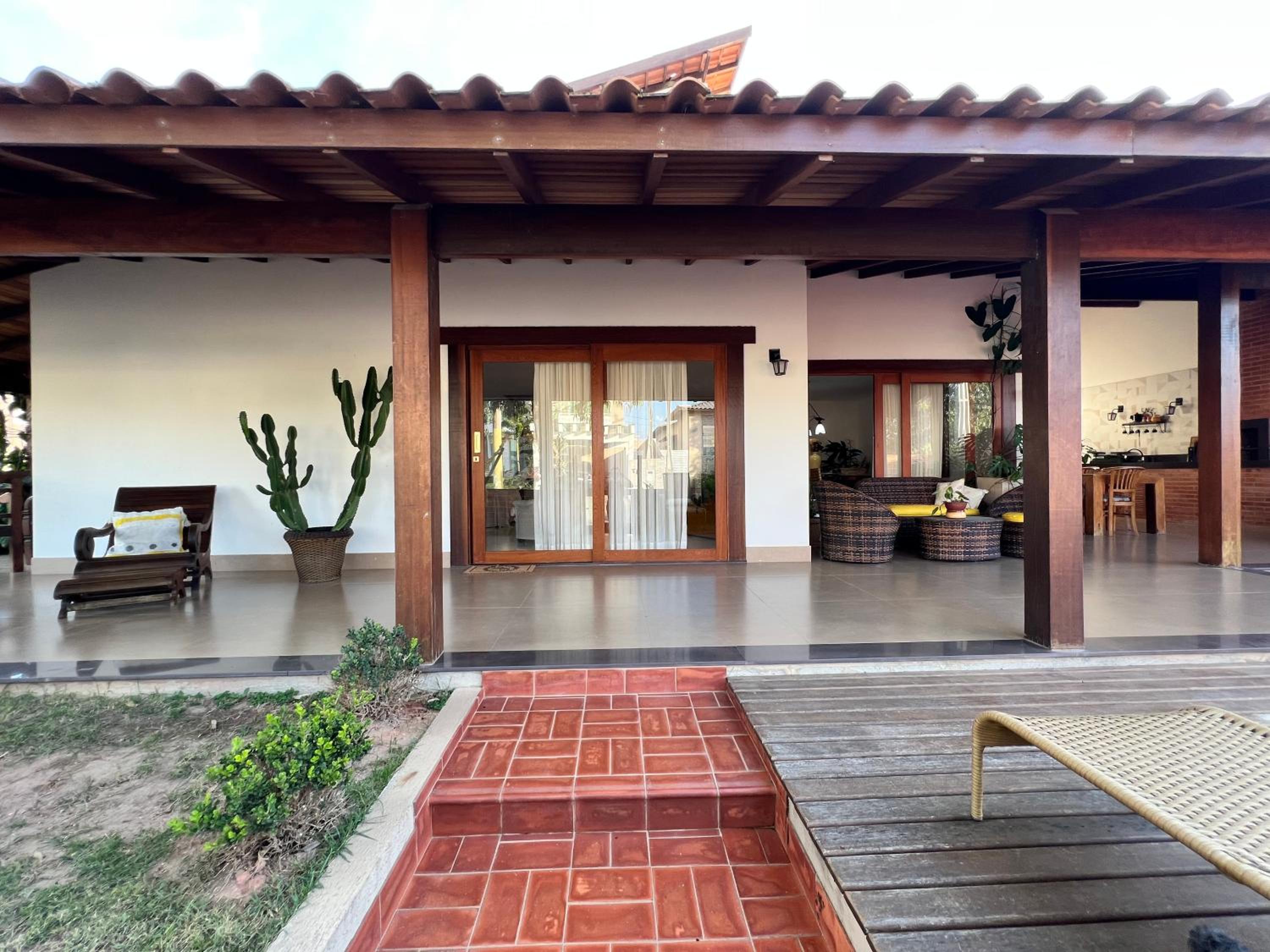 Casa com Piscina e Garagem Privativa em Condomínio de Luxo - 3 Suítes, Área Gourmet, Wifi