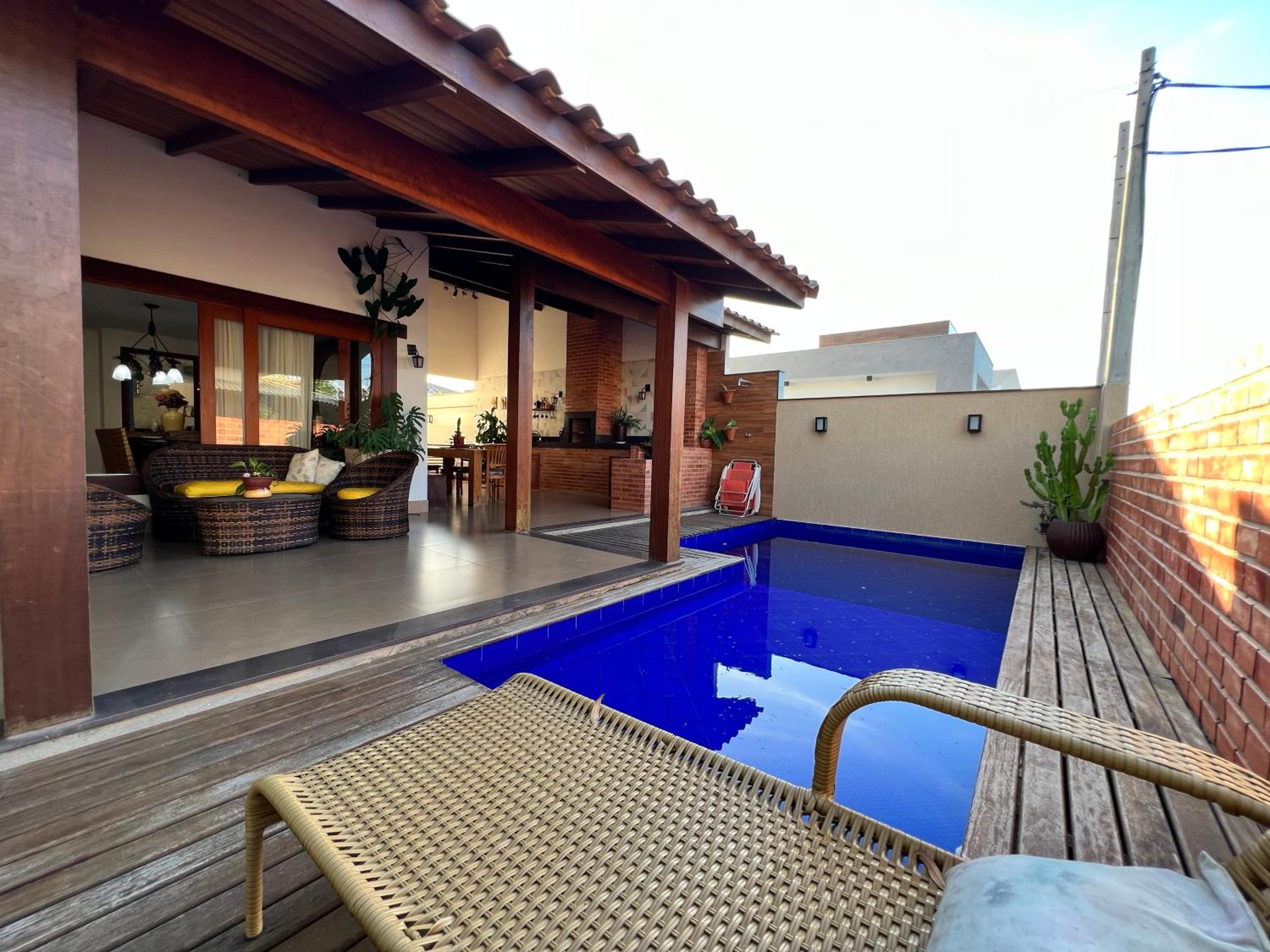Casa com Piscina e Garagem Privativa em Condomínio de Luxo - 3 Suítes, Área Gourmet, Wifi