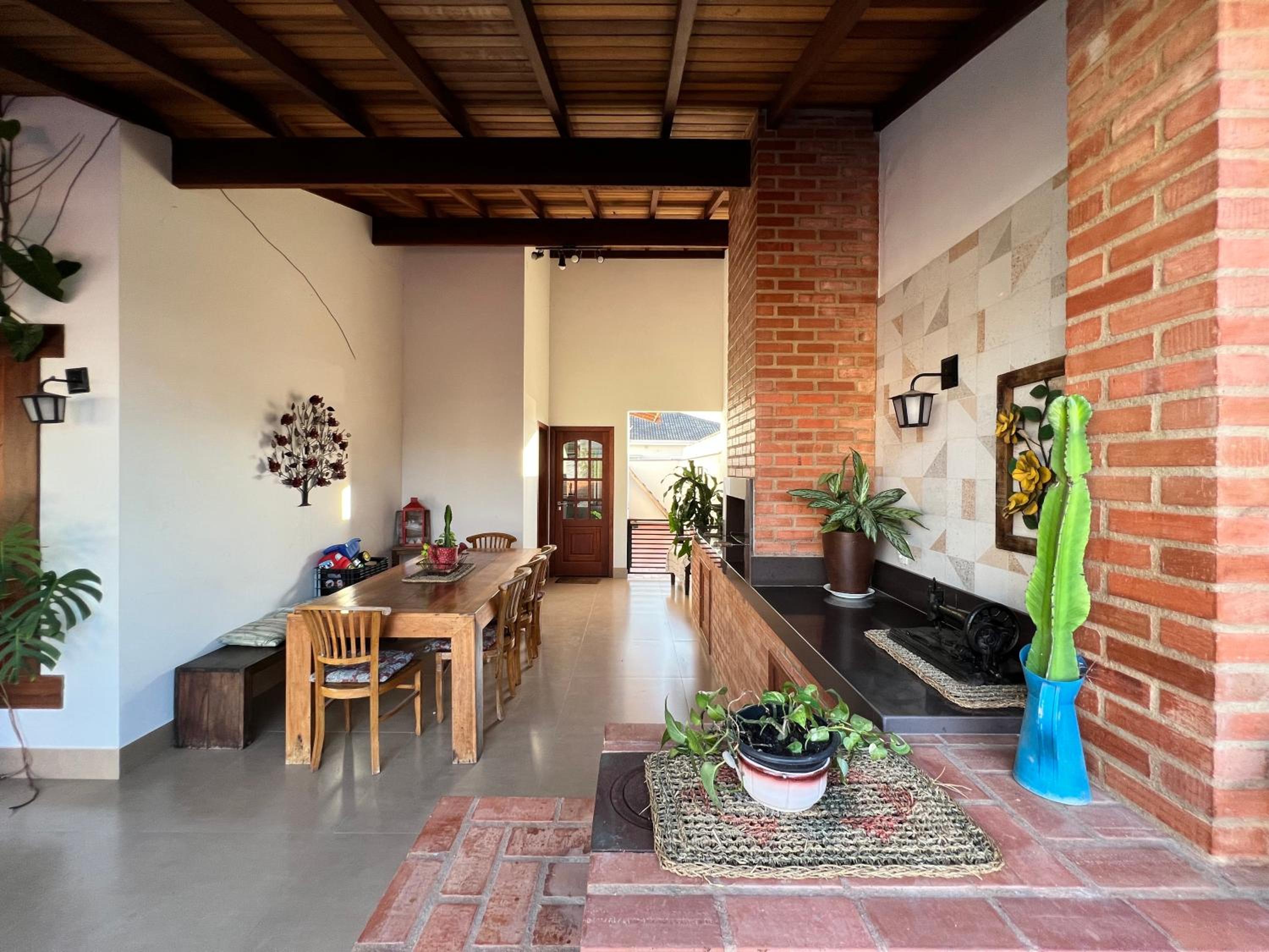 Casa com Piscina e Garagem Privativa em Condomínio de Luxo - 3 Suítes, Área Gourmet, Wifi