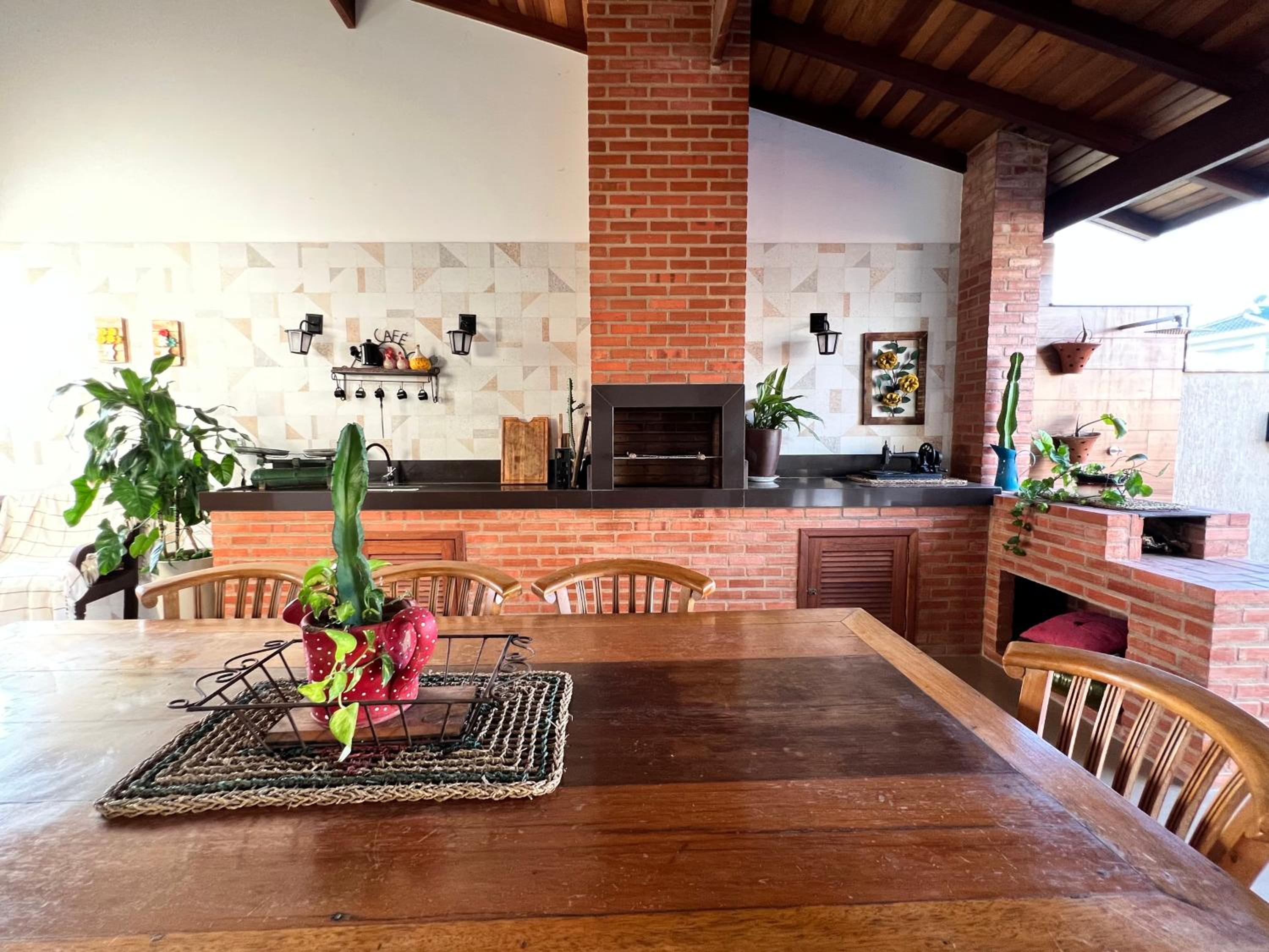 Casa com Piscina e Garagem Privativa em Condomínio de Luxo - 3 Suítes, Área Gourmet, Wifi