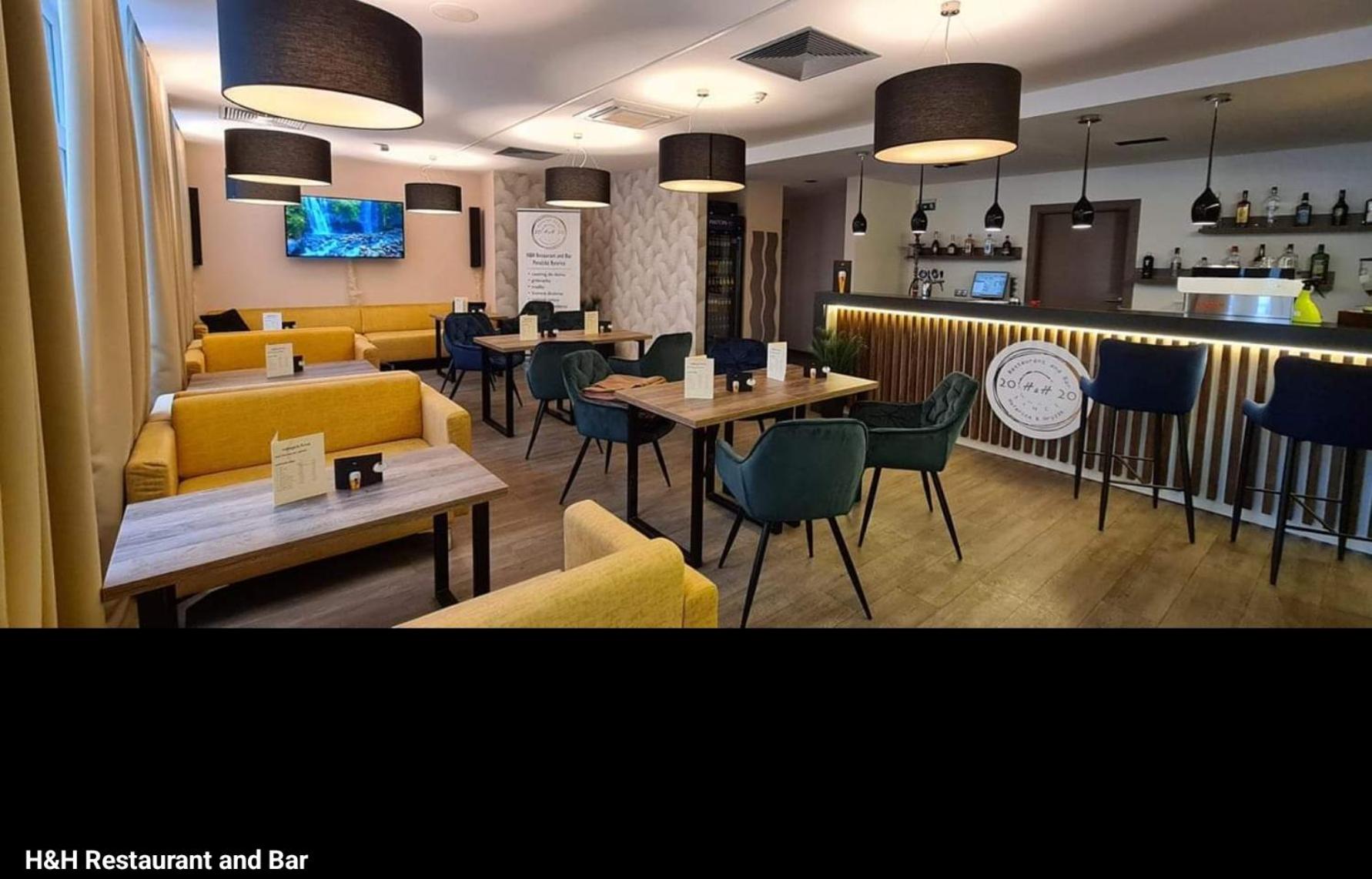APARTMAN WOLF Luxusné priestranné ubytovanie s Výhľadom na hory s Bezplatným Parkovaním Veľkou SMART TV Rýchlym Optickým Internetom Priamo v PB Tichá lokal view 5