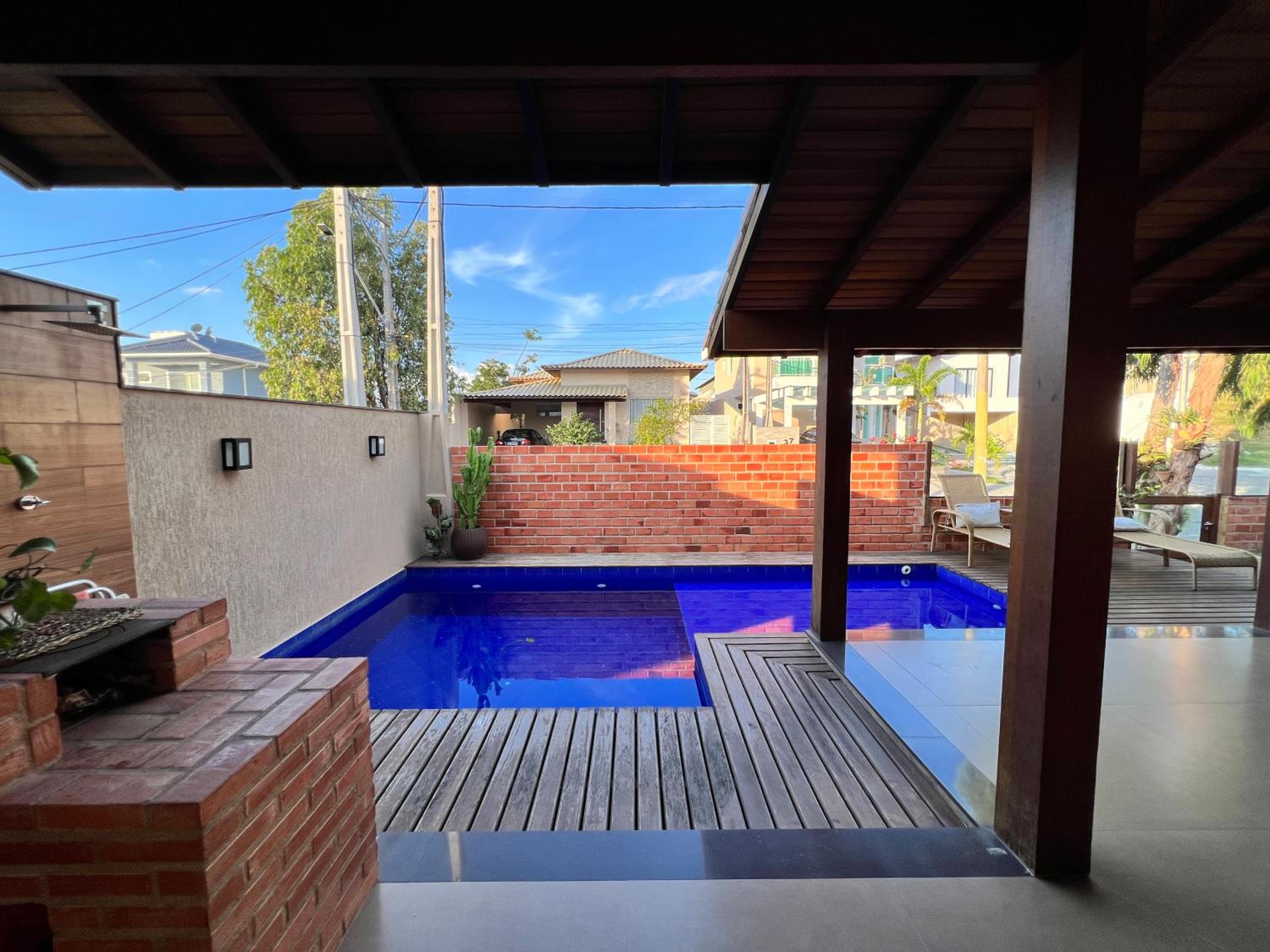 Casa com Piscina e Garagem Privativa em Condomínio de Luxo - 3 Suítes, Área Gourmet, Wifi