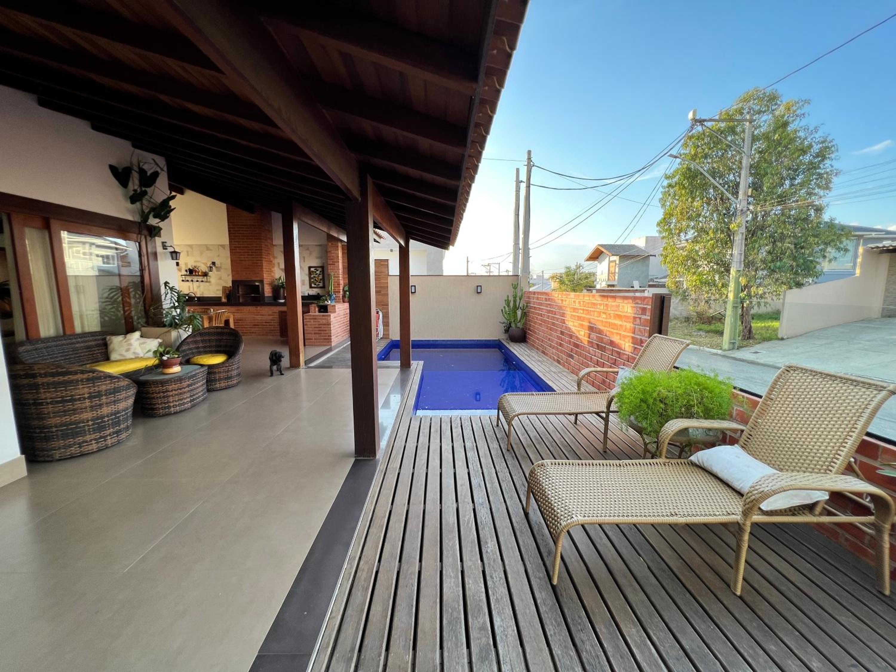 Casa com Piscina e Garagem Privativa em Condomínio de Luxo - 3 Suítes, Área Gourmet, Wifi