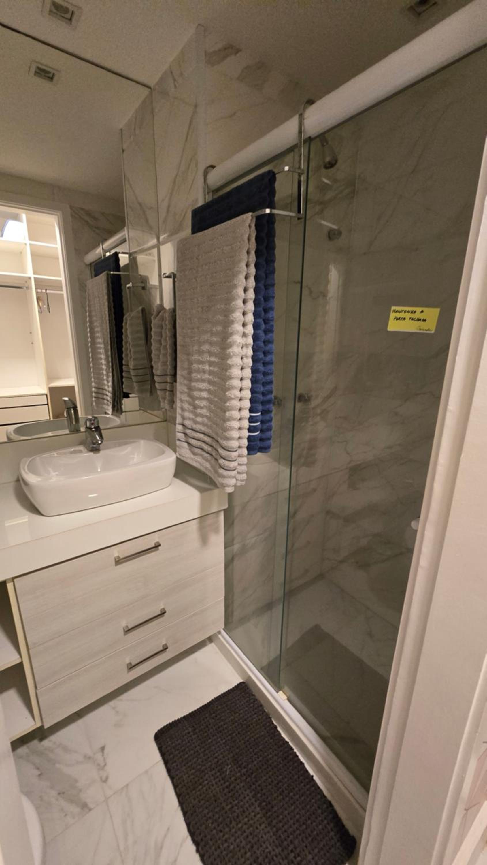 2 qrts c suíte, ar condicionado, piscina infantil e adulto, parquinho, estacionamento privativo, portaria 24hrs, self checkin, indicado pra família c crian