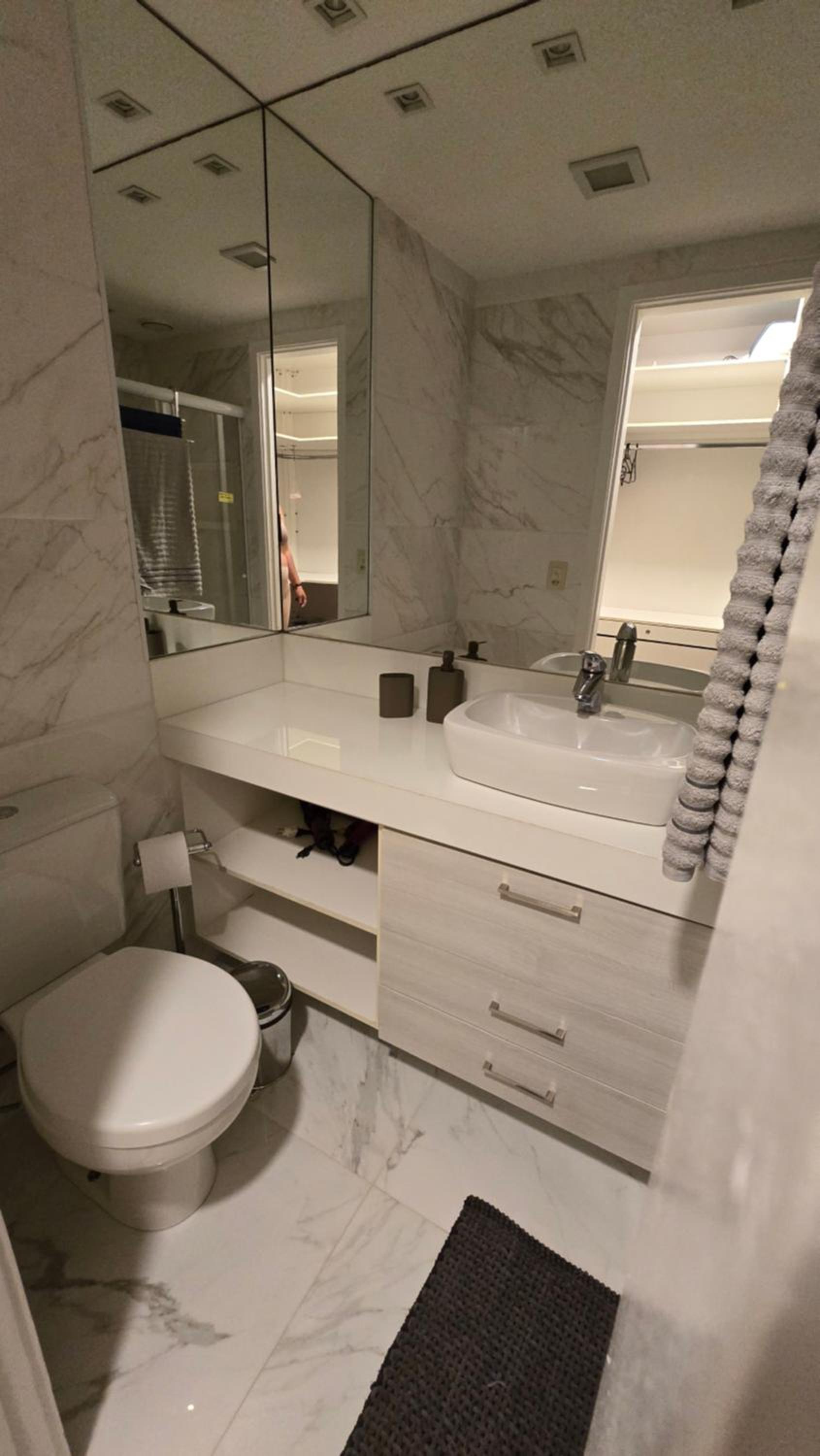 2 qrts c suíte, ar condicionado, piscina infantil e adulto, parquinho, estacionamento privativo, portaria 24hrs, self checkin, indicado pra família c crian