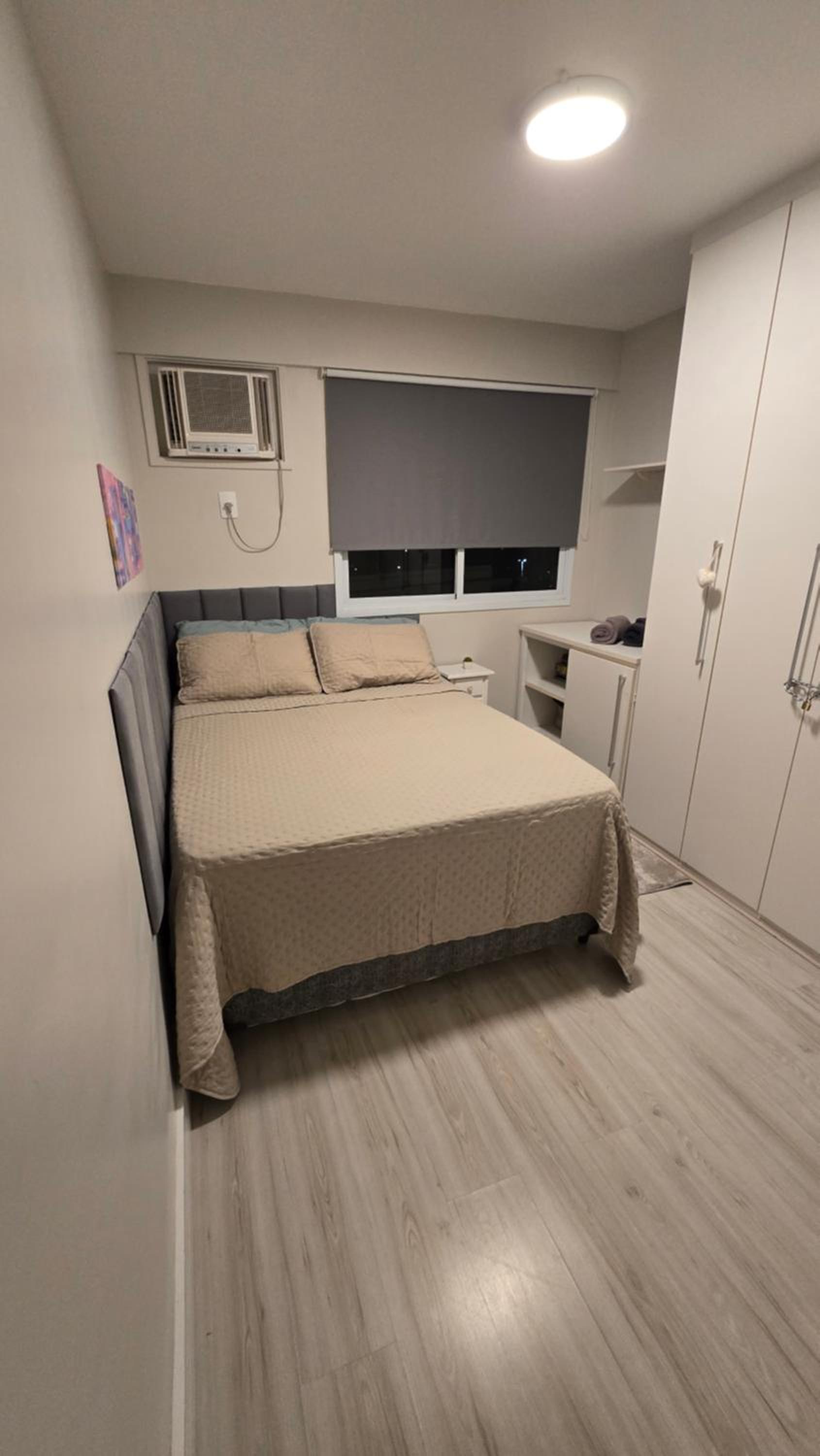 2 qrts c suíte, ar condicionado, piscina infantil e adulto, parquinho, estacionamento privativo, portaria 24hrs, self checkin, indicado pra família c crian