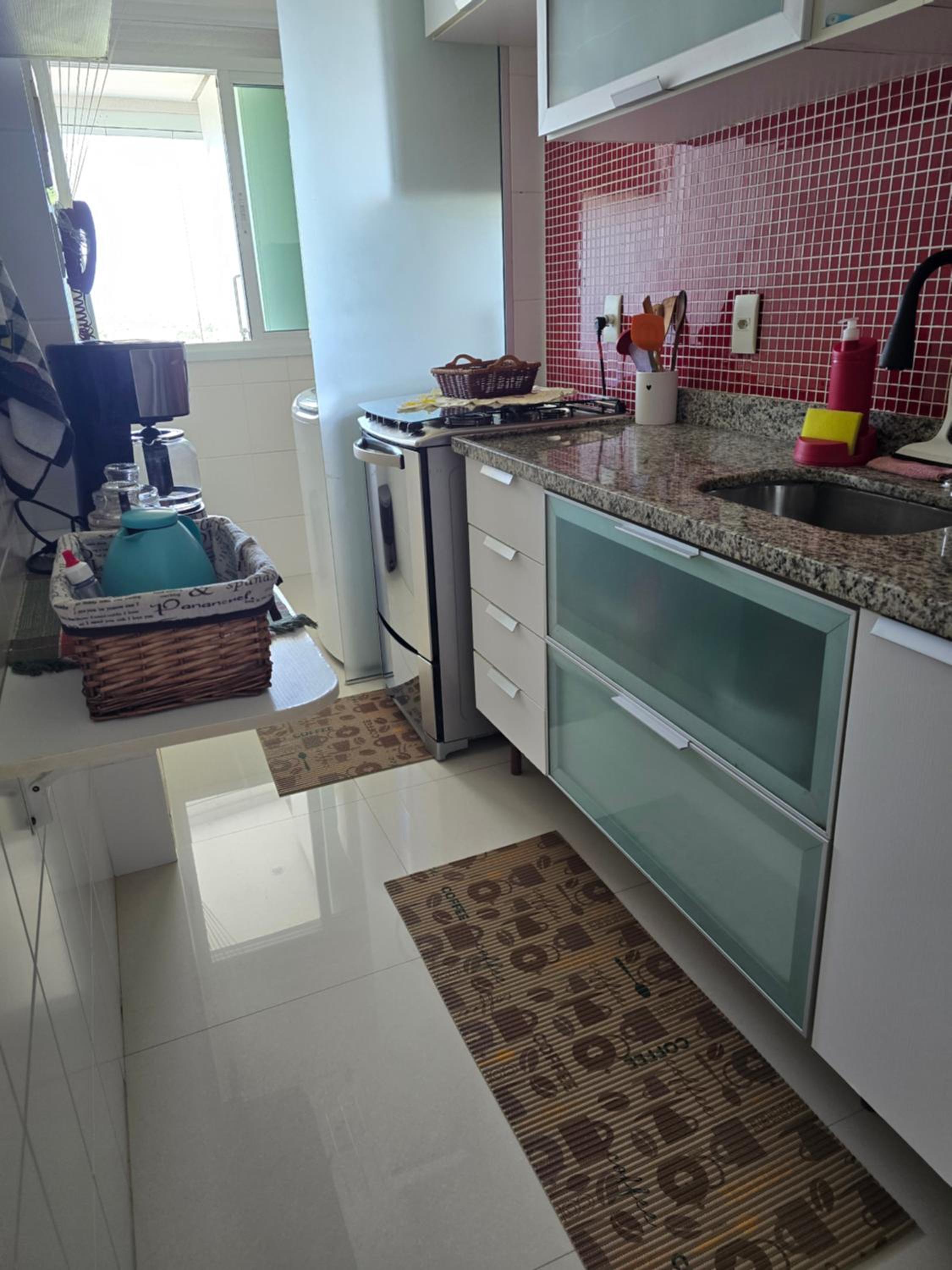 2 qrts c suíte, ar condicionado, piscina infantil e adulto, parquinho, estacionamento privativo, portaria 24hrs, self checkin, indicado pra família c crian