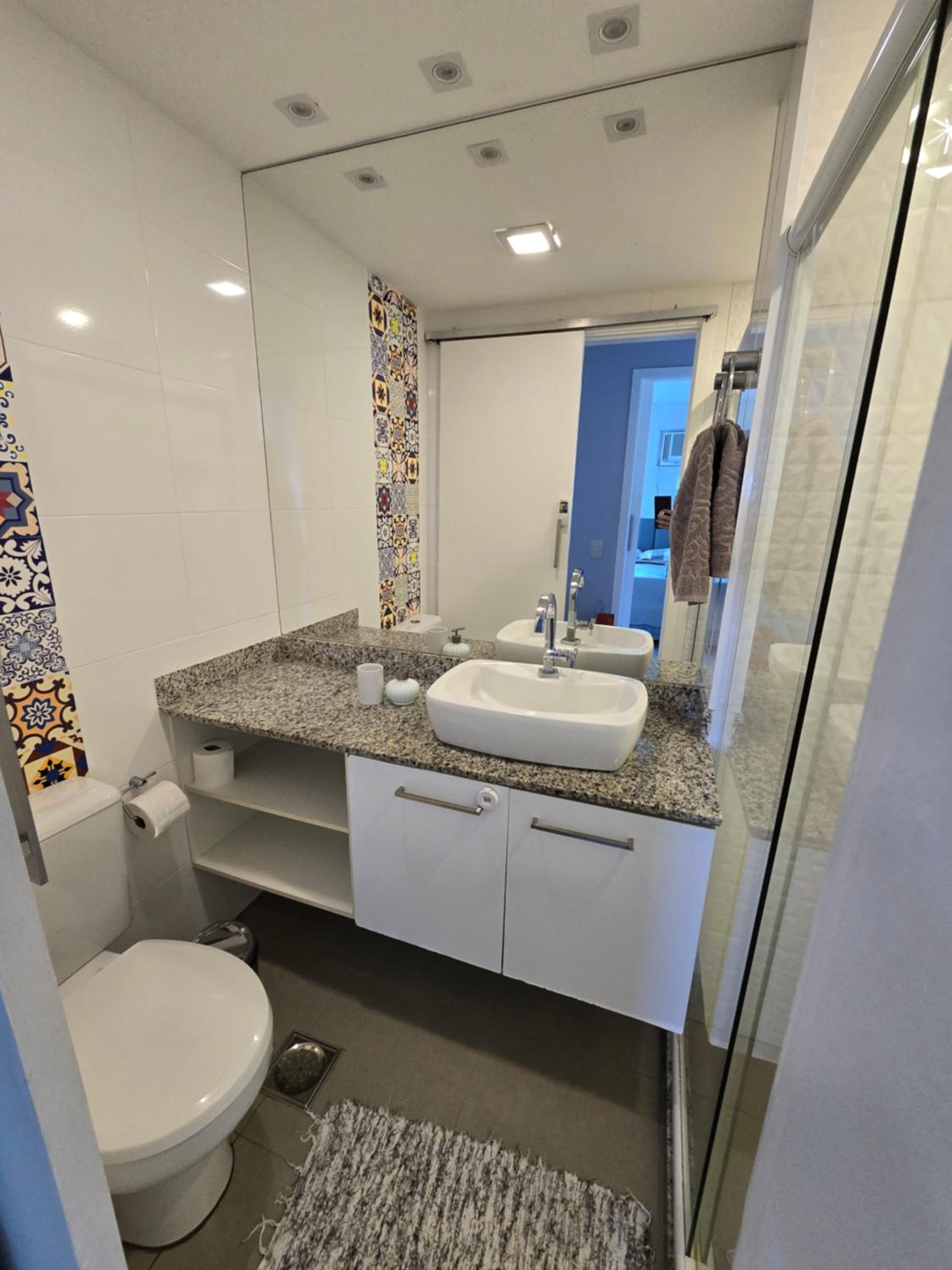 2 qrts c suíte, ar condicionado, piscina infantil e adulto, parquinho, estacionamento privativo, portaria 24hrs, self checkin, indicado pra família c crian