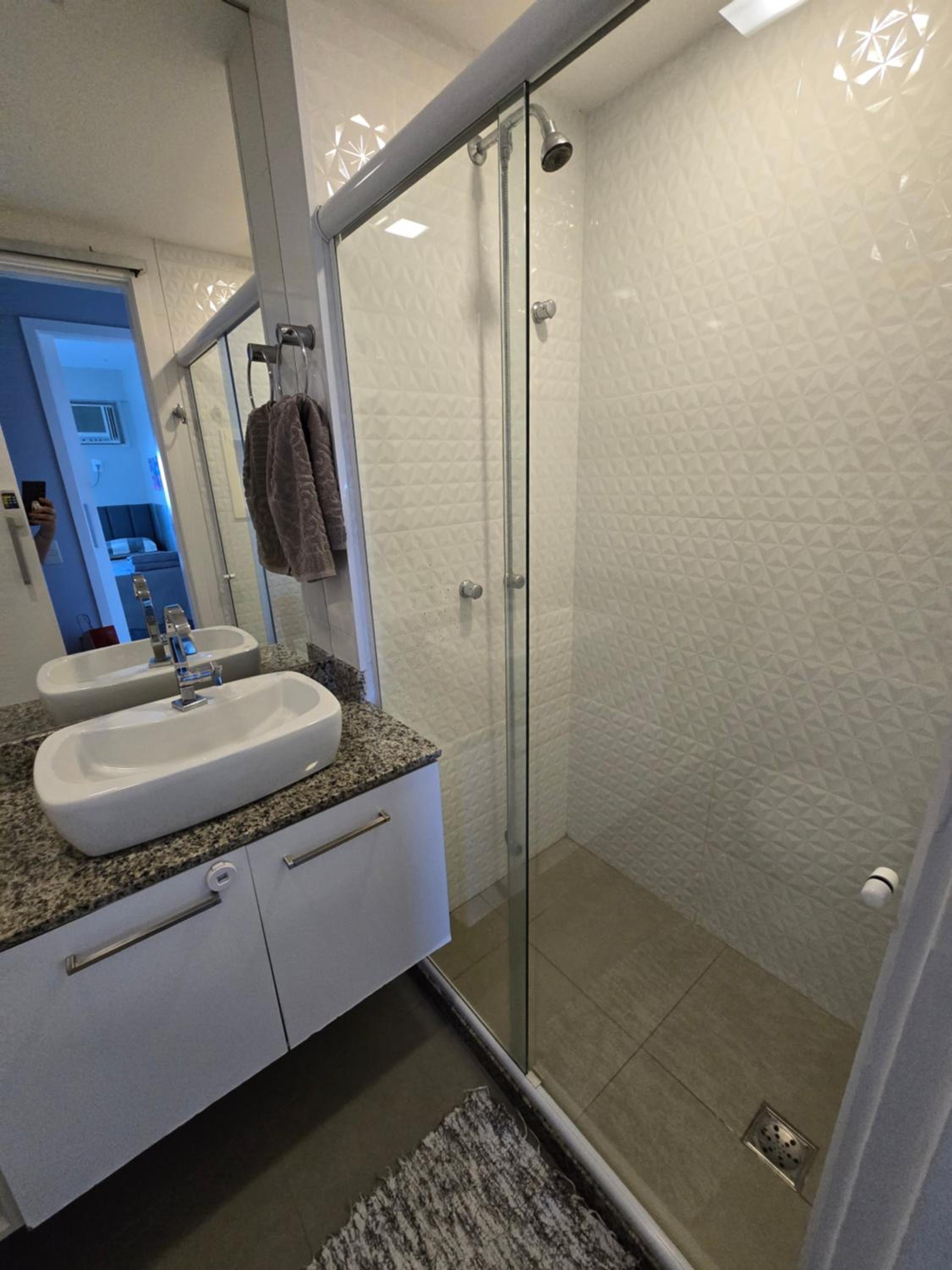 2 qrts c suíte, ar condicionado, piscina infantil e adulto, parquinho, estacionamento privativo, portaria 24hrs, self checkin, indicado pra família c crian