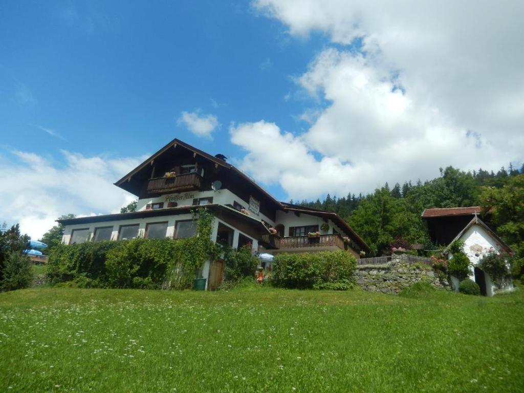 Pfeiffer Alm mit Blick auf die Zugspitze