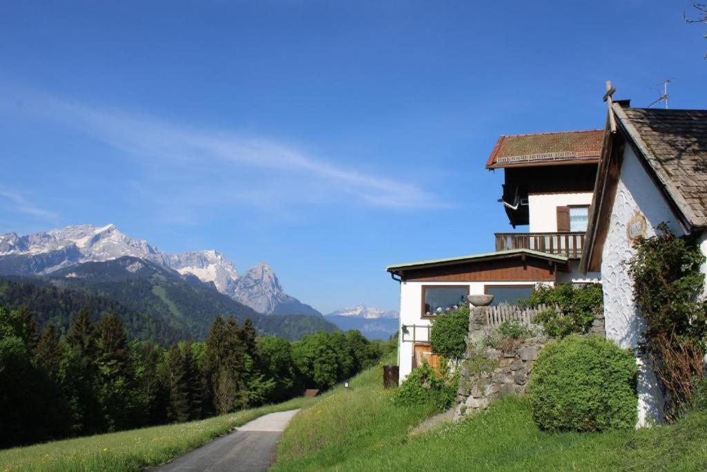 Pfeiffer Alm mit Blick auf die Zugspitze