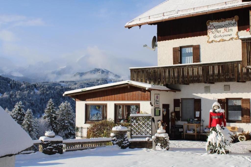 Pfeiffer Alm mit Blick auf die Zugspitze