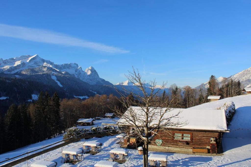 Pfeiffer Alm mit Blick auf die Zugspitze