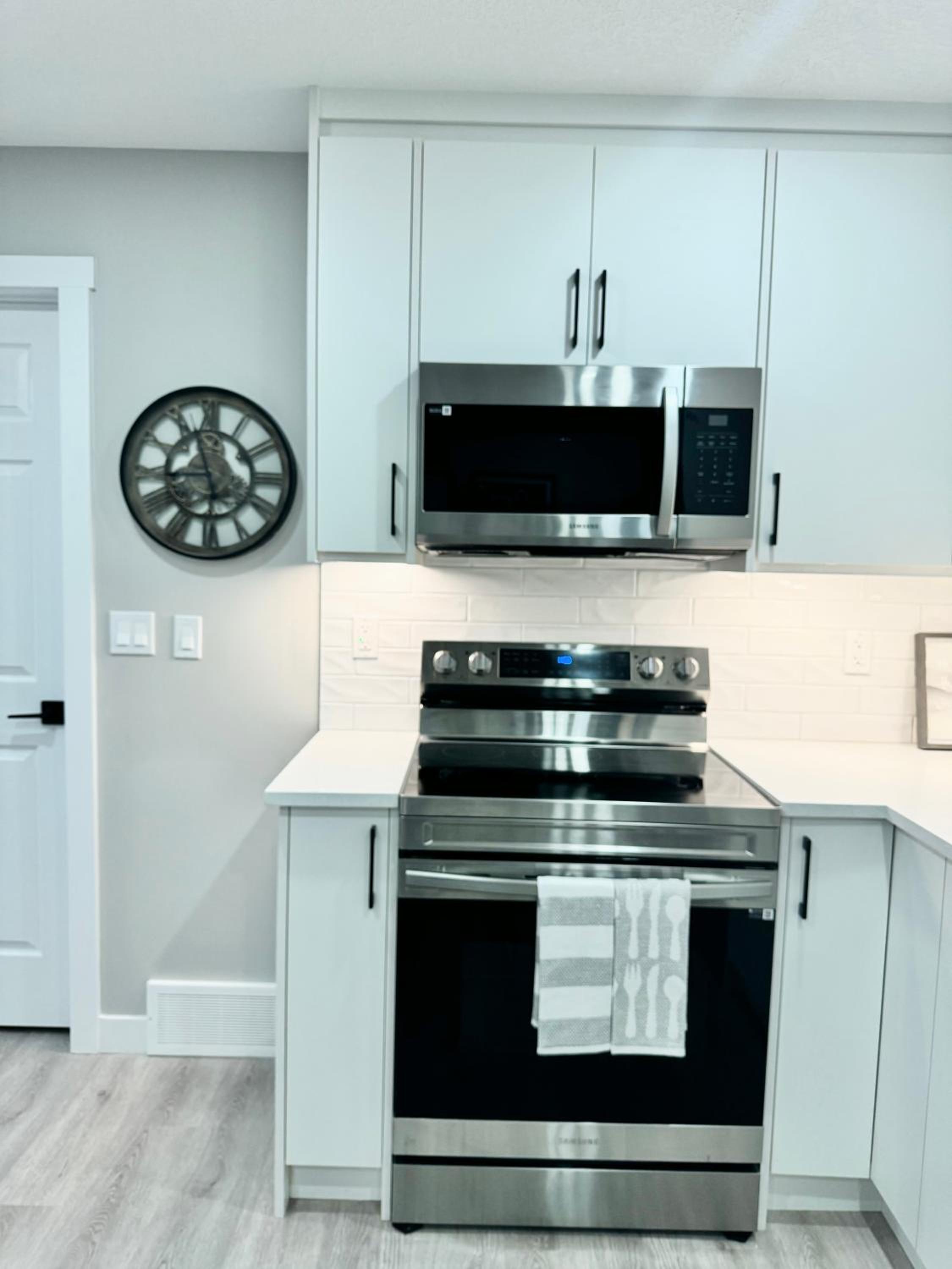 Private Modern Retreat in the NW - 12 mins to Airport - Near Shops - Easy Banff Access