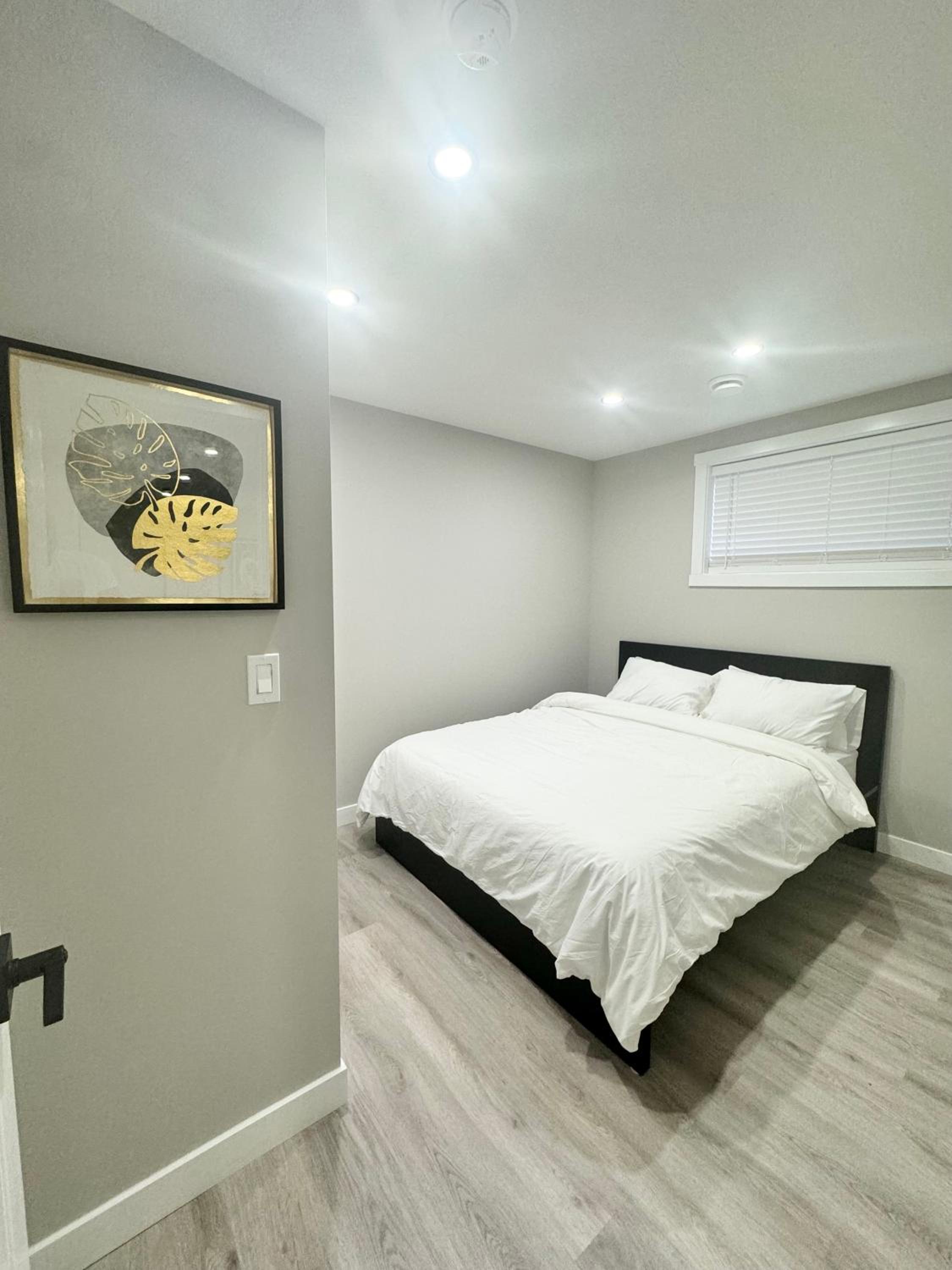 Private Modern Retreat in the NW - 12 mins to Airport - Near Shops - Easy Banff Access