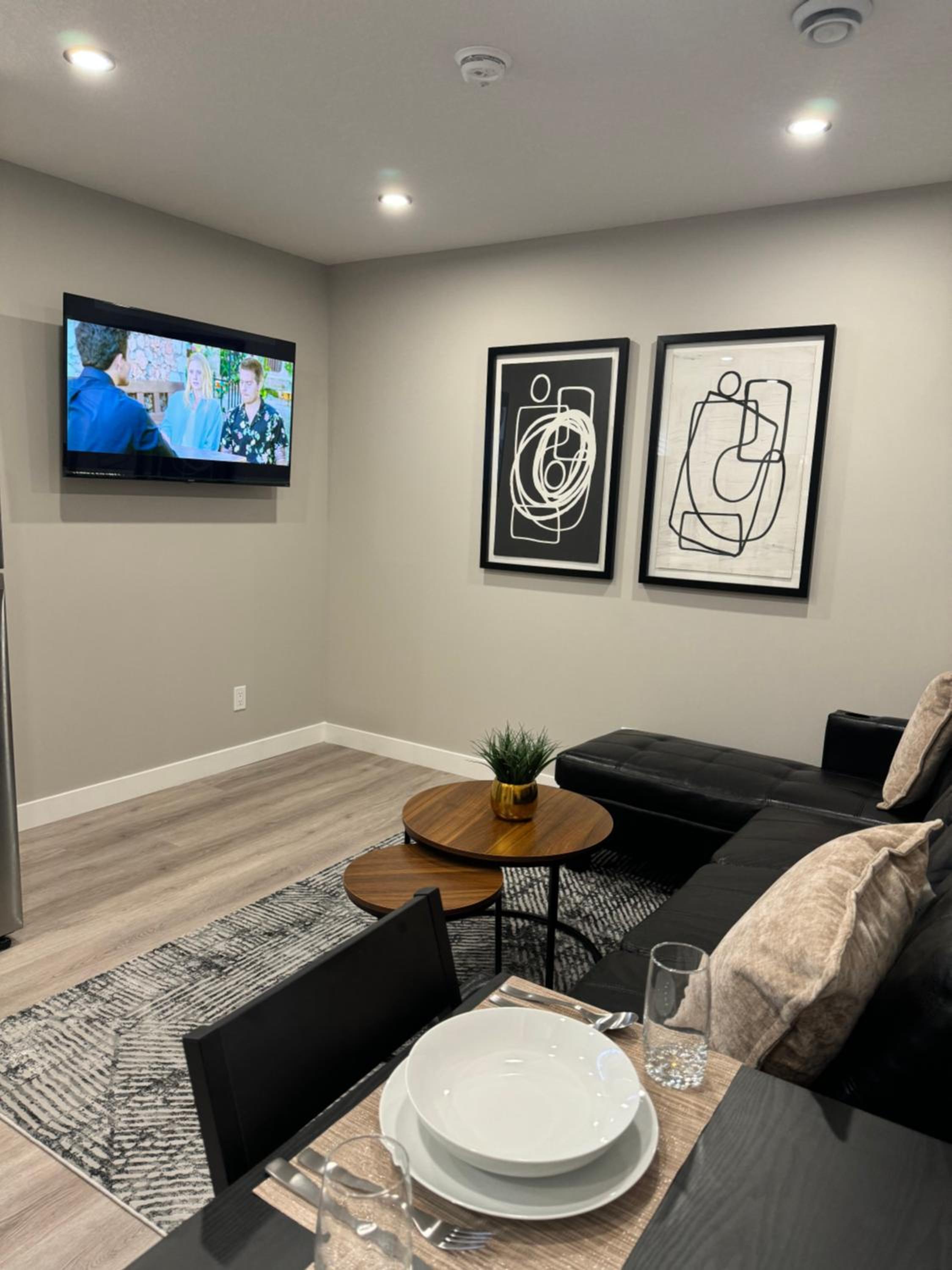 Private Modern Retreat in the NW - 12 mins to Airport - Near Shops - Easy Banff Access