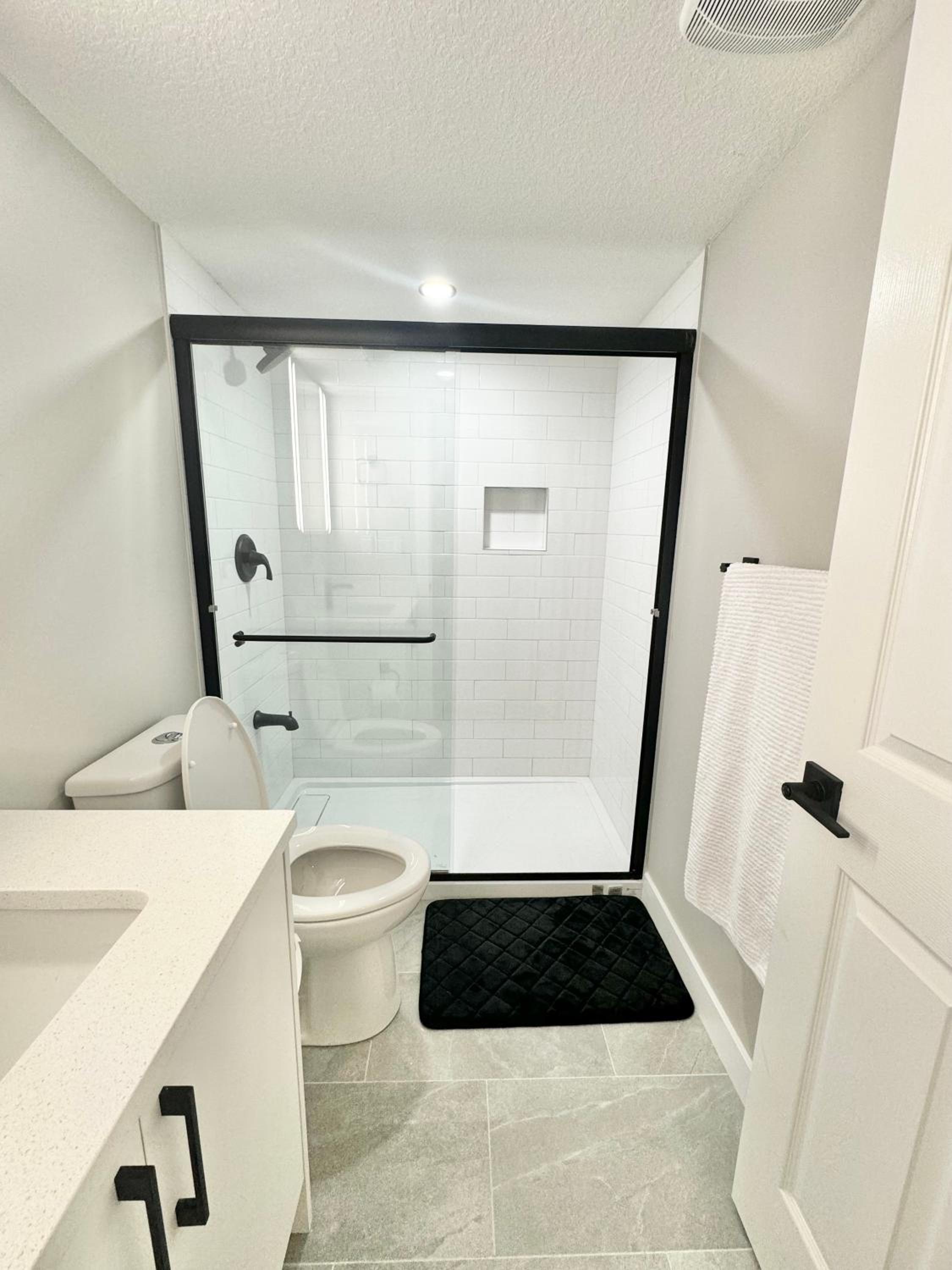 Private Modern Retreat in the NW - 12 mins to Airport - Near Shops - Easy Banff Access