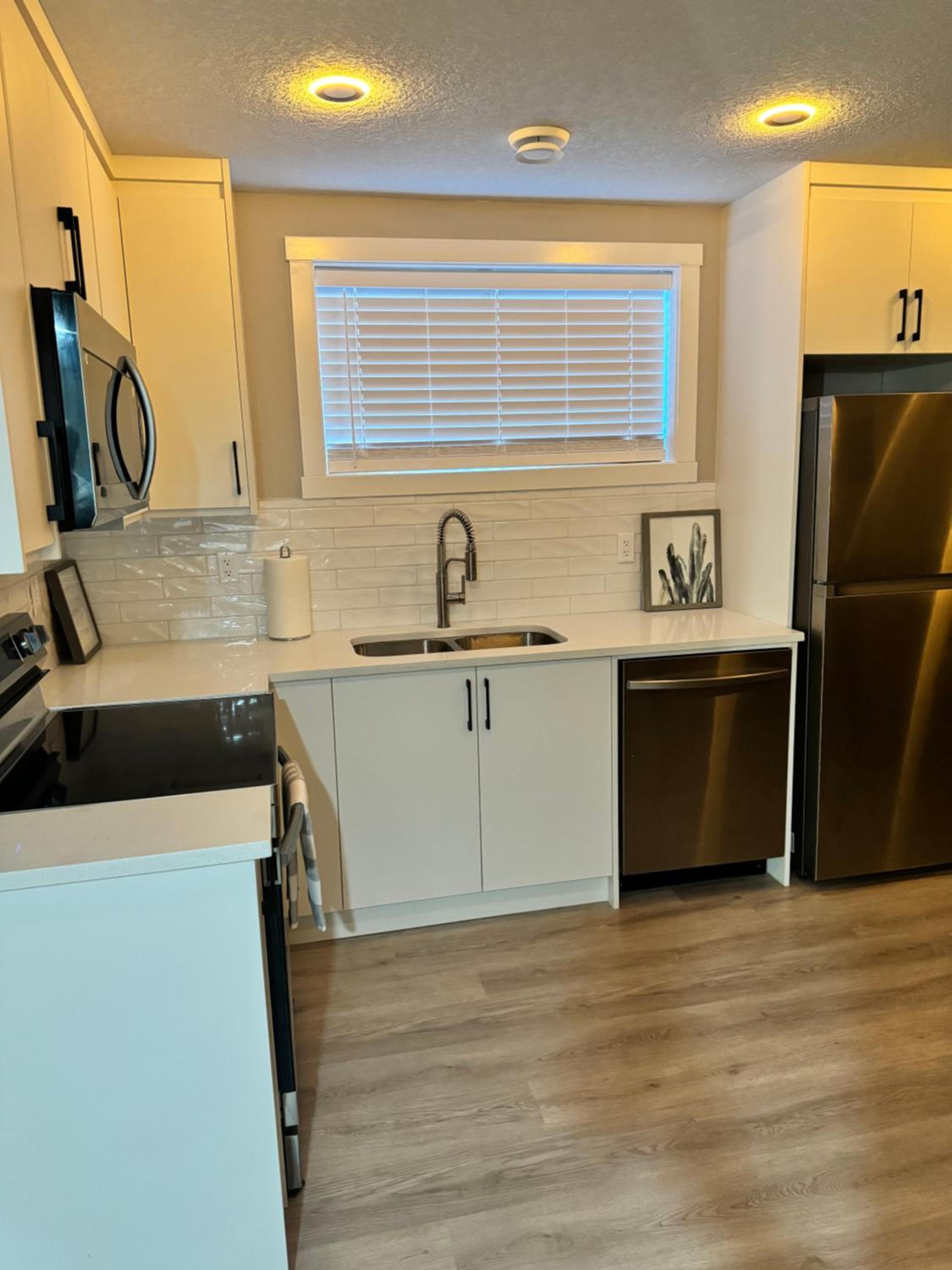 Private Modern Retreat in the NW - 12 mins to Airport - Near Shops - Easy Banff Access