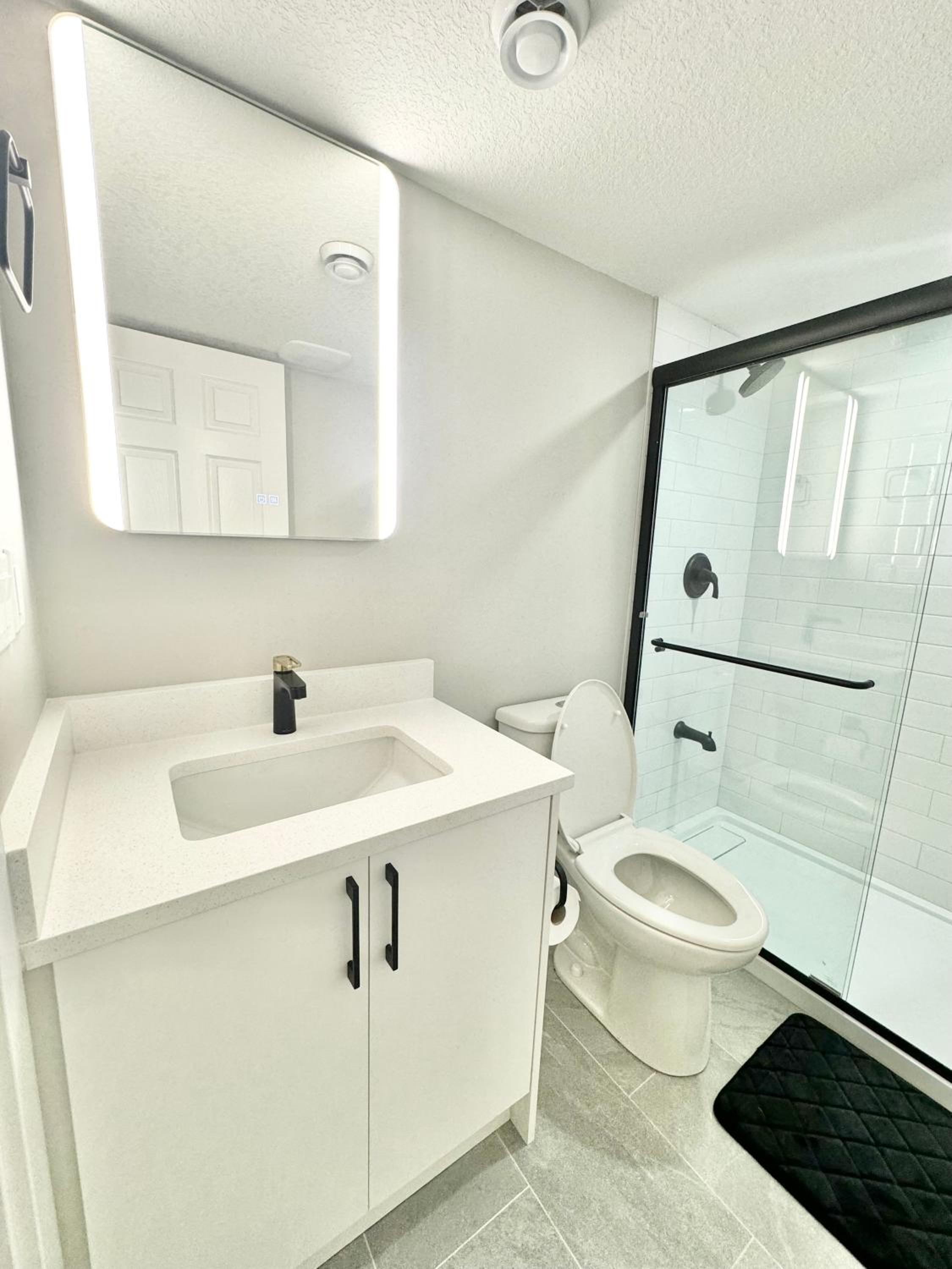 Private Modern Retreat in the NW - 12 mins to Airport - Near Shops - Easy Banff Access