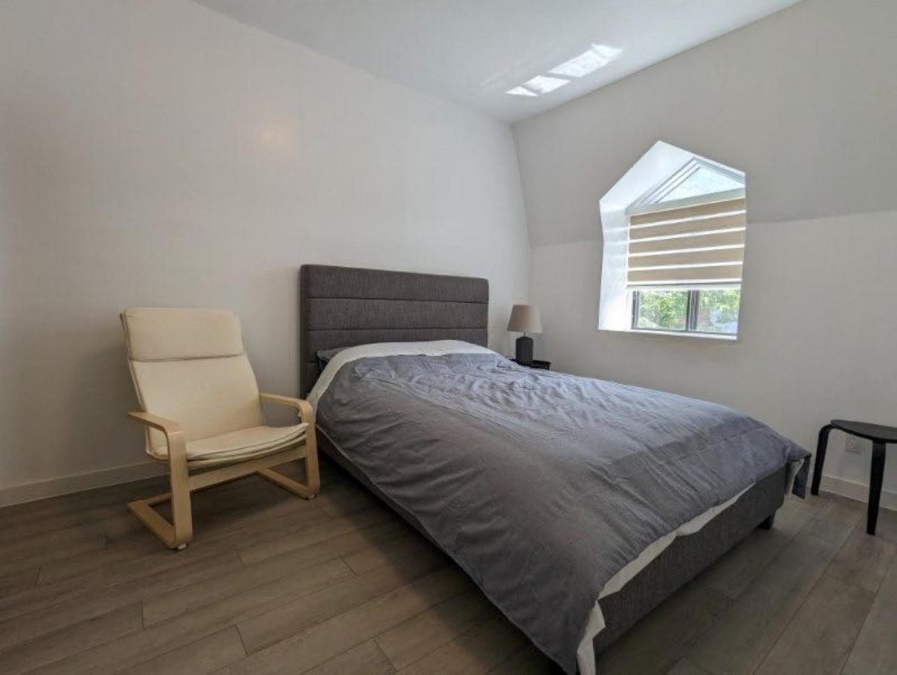 2 Bedrooms, 1 Sofa bed and 1,5 Bathrooms, Renovated Apartment in the Heart of Plateau Mont-Royal