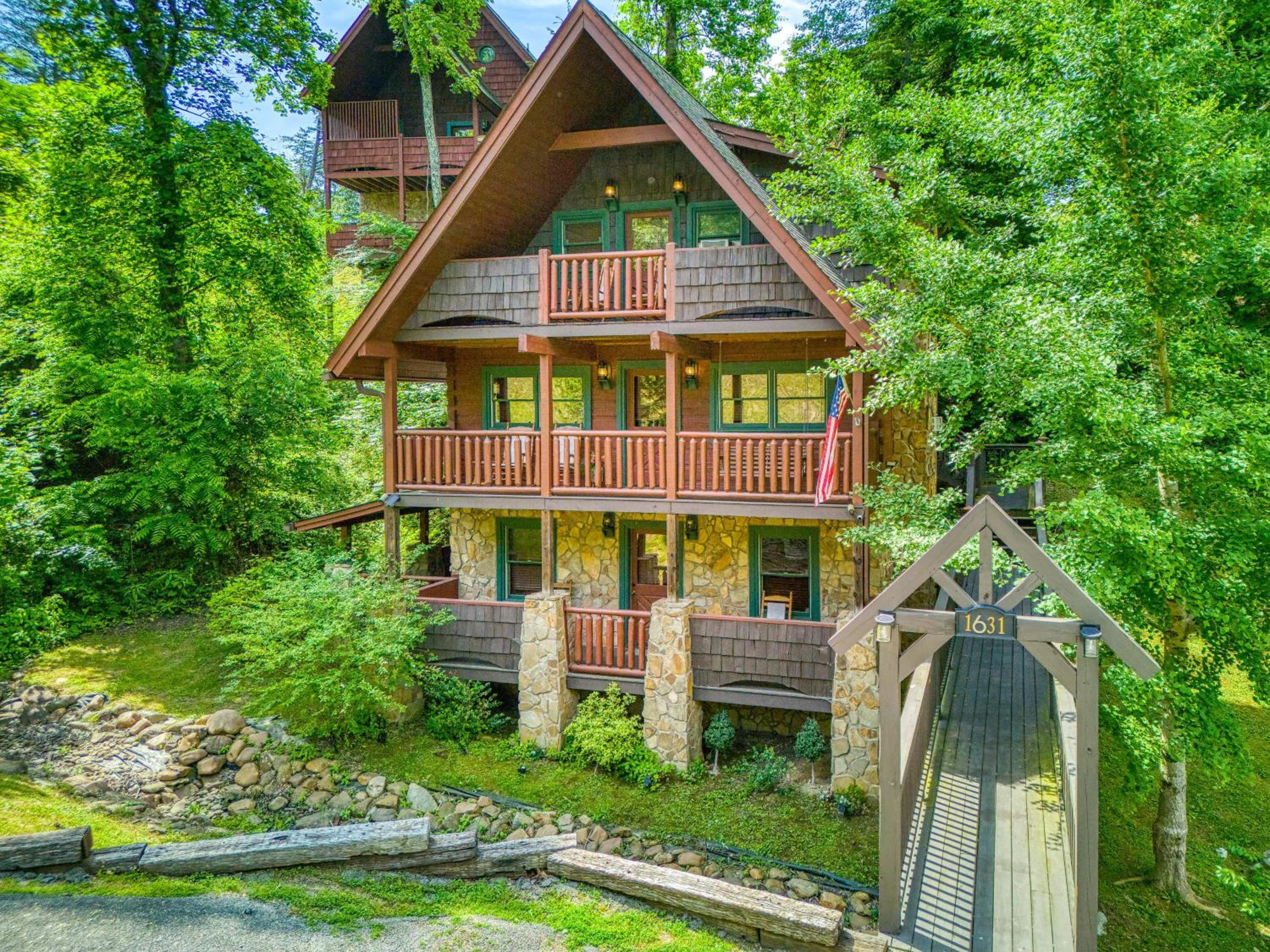 Bridgewood Cabin, Hot Tub, FREE Attraction tickets, WIFI!!!