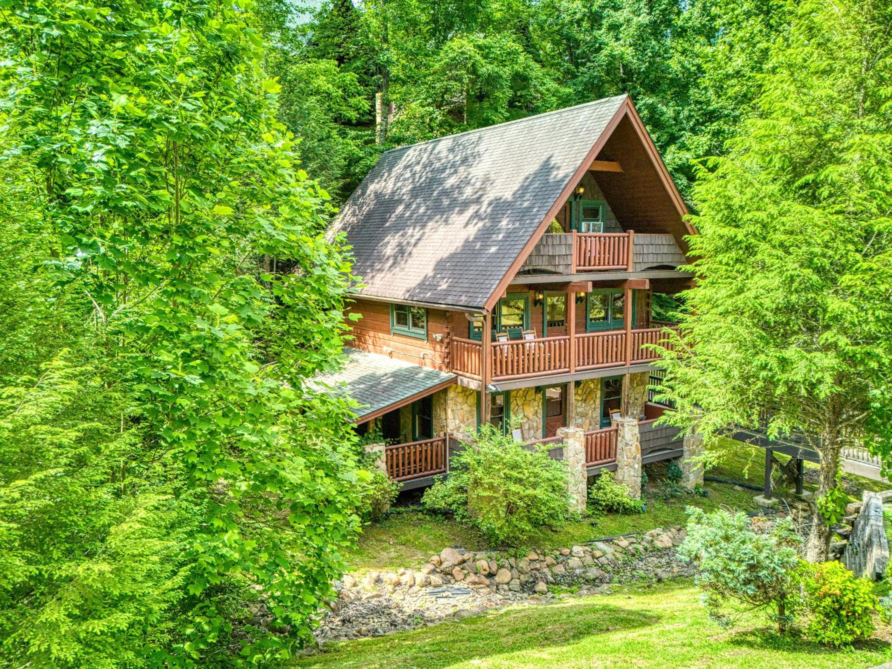Bridgewood Cabin, Hot Tub, FREE Attraction tickets, WIFI!!!