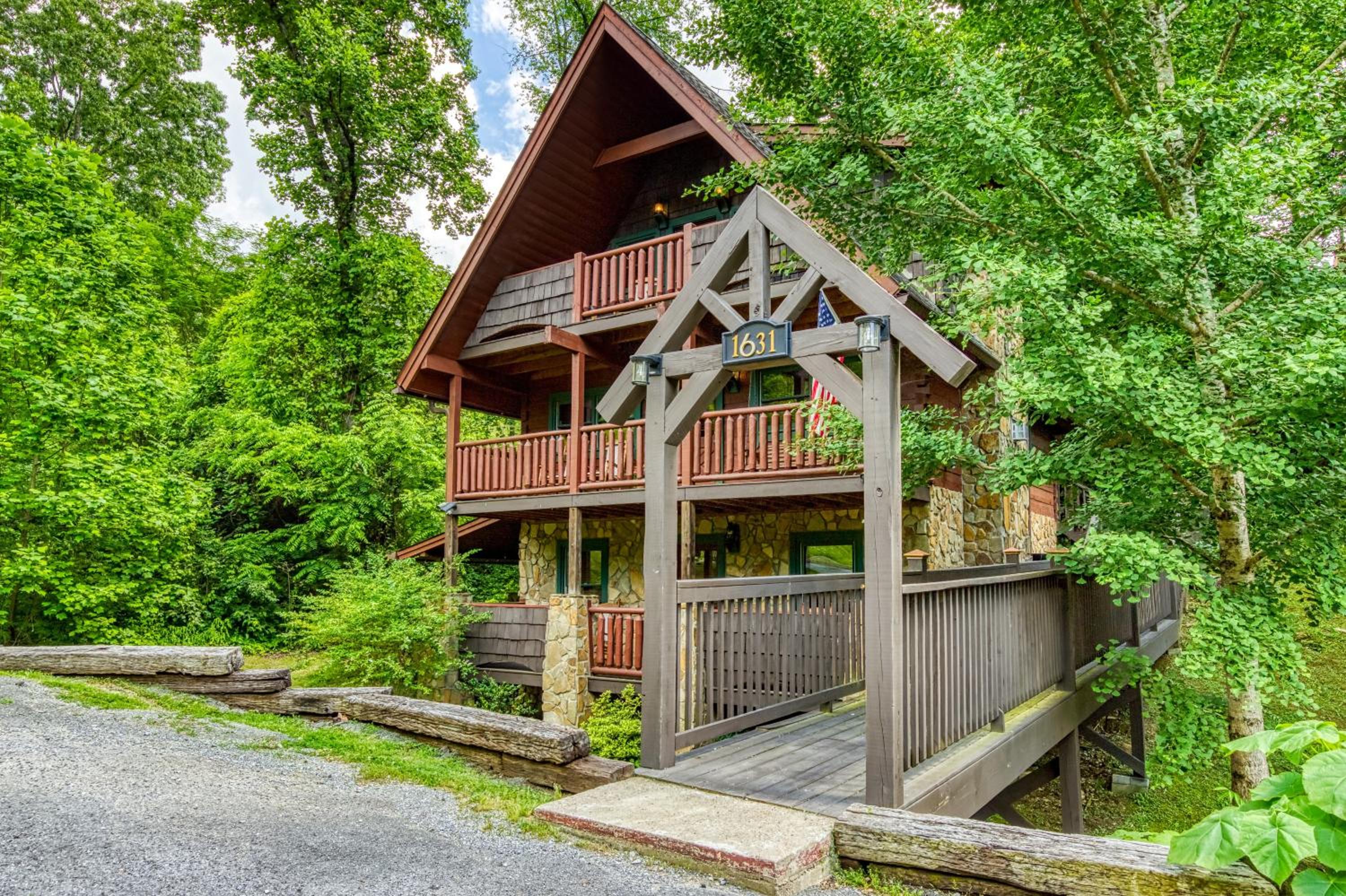 Bridgewood Cabin, Hot Tub, FREE Attraction tickets, WIFI!!!