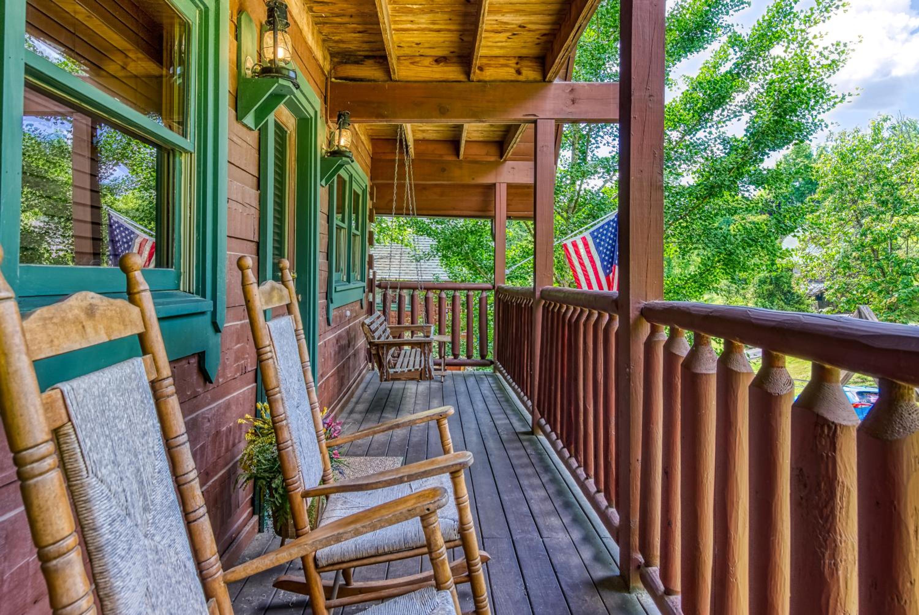Bridgewood Cabin, Hot Tub, FREE Attraction tickets, WIFI!!!