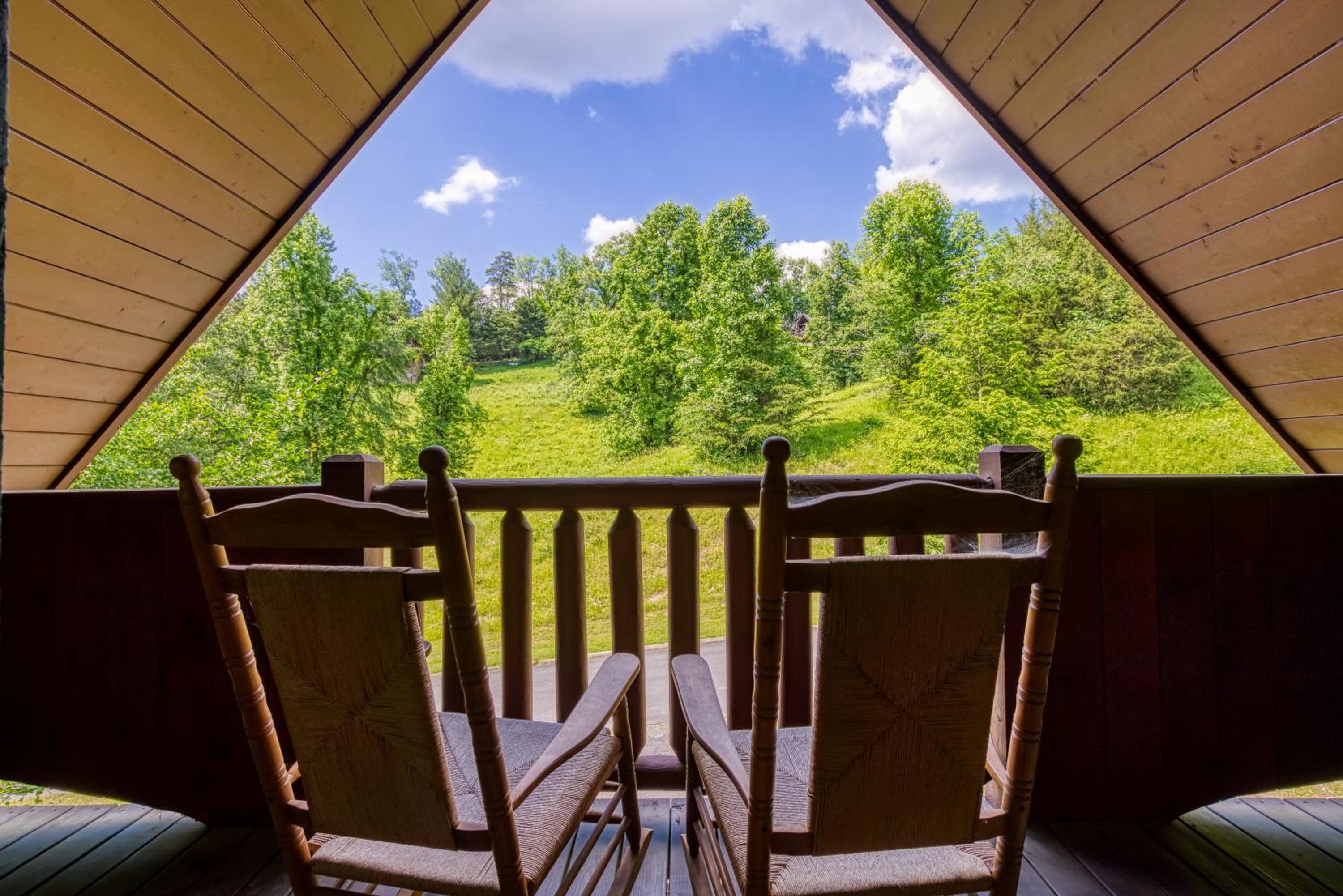 Bridgewood Cabin, Hot Tub, FREE Attraction tickets, WIFI!!!