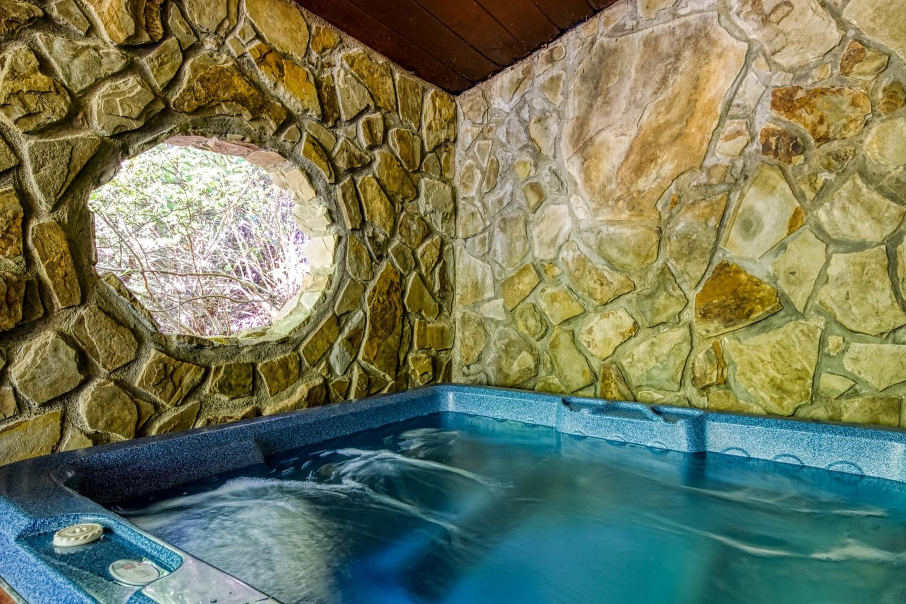 Bridgewood Cabin, Hot Tub, FREE Attraction tickets, WIFI!!!