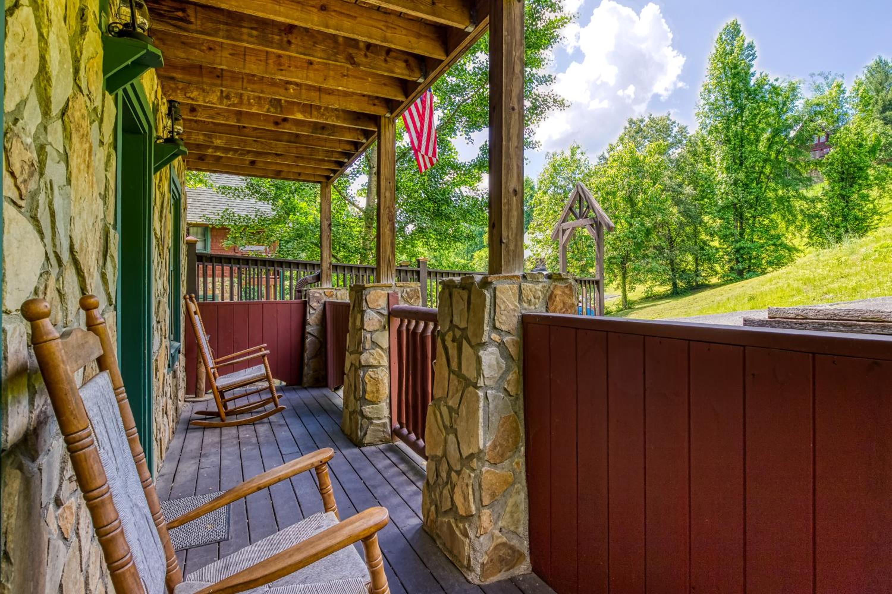Bridgewood Cabin, Hot Tub, FREE Attraction tickets, WIFI!!!
