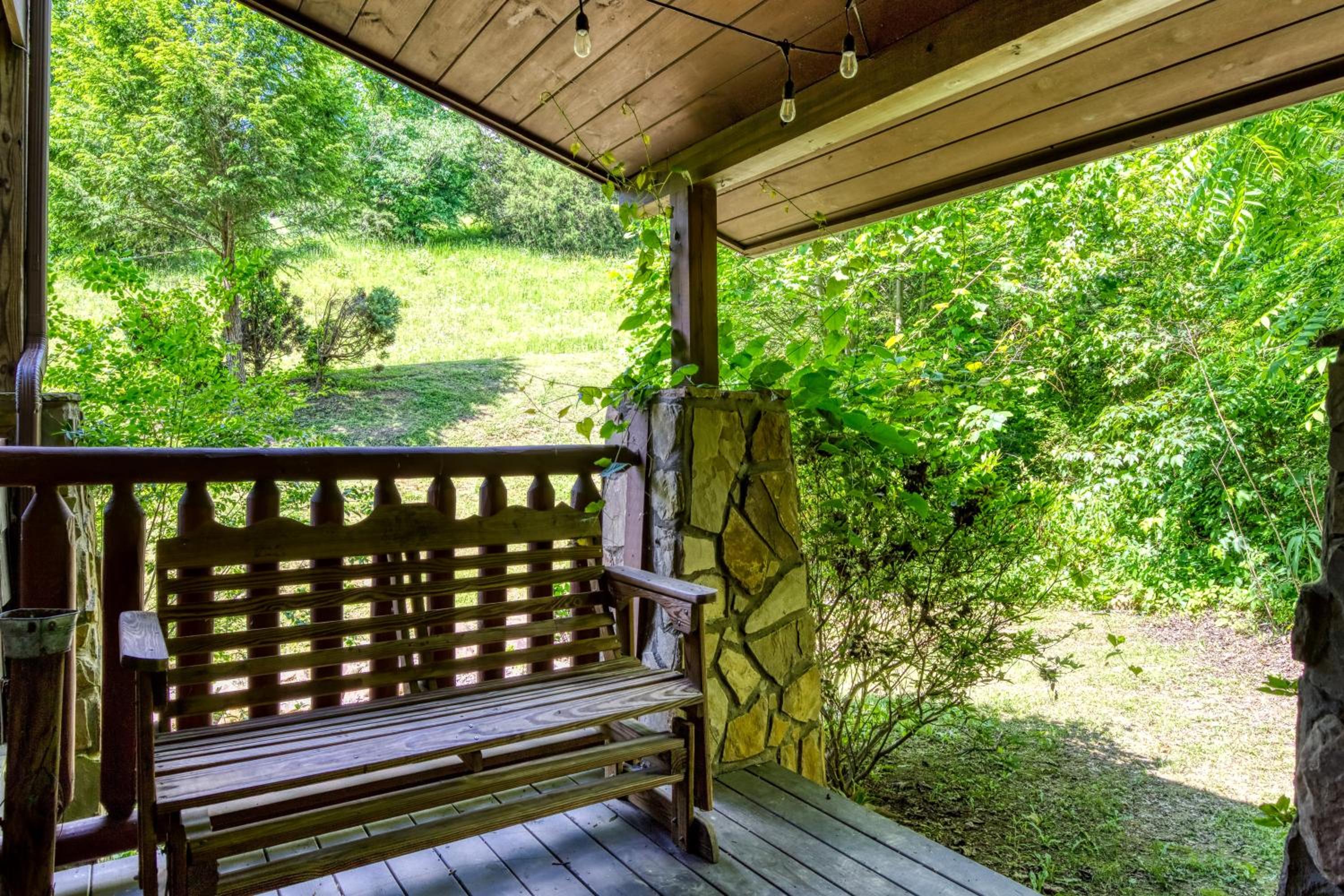 Bridgewood Cabin, Hot Tub, FREE Attraction tickets, WIFI!!!