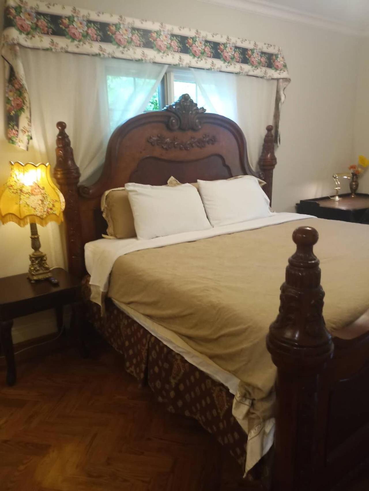 Waterfront Hideaway Private Suite-King bed room