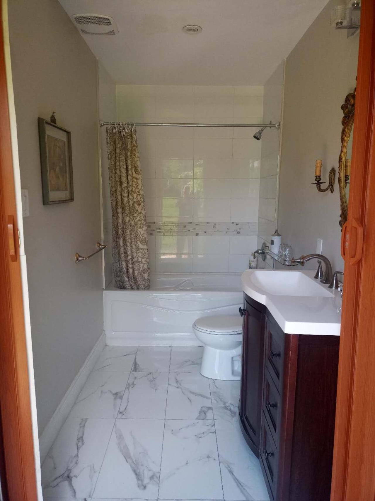 Waterfront Hideaway Private Suite-King bed room